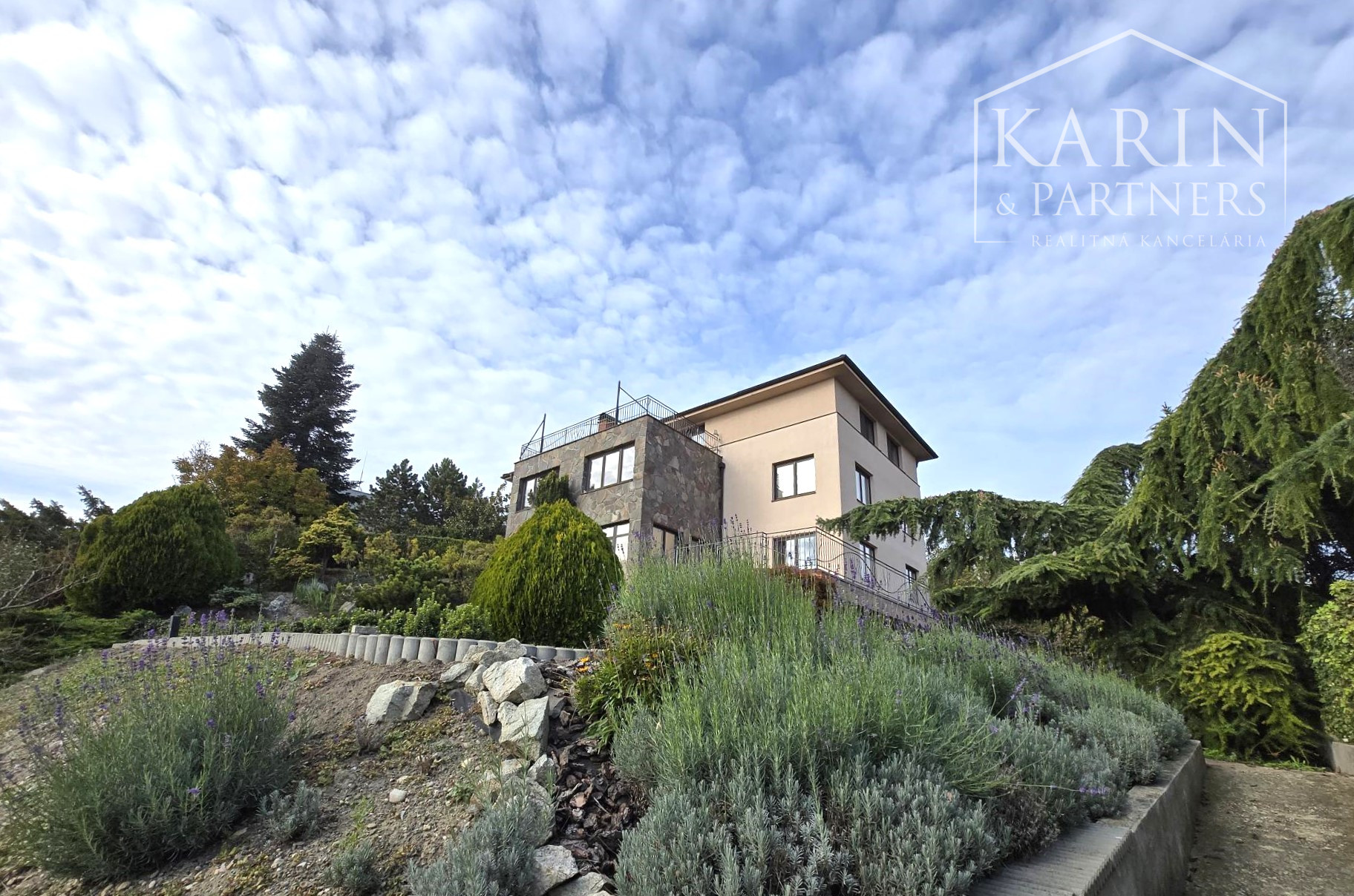 Prenájom – 4 izbový exkluzívny byt s nádherným výhľadom na Hradnom kopci – BA I Staré mesto