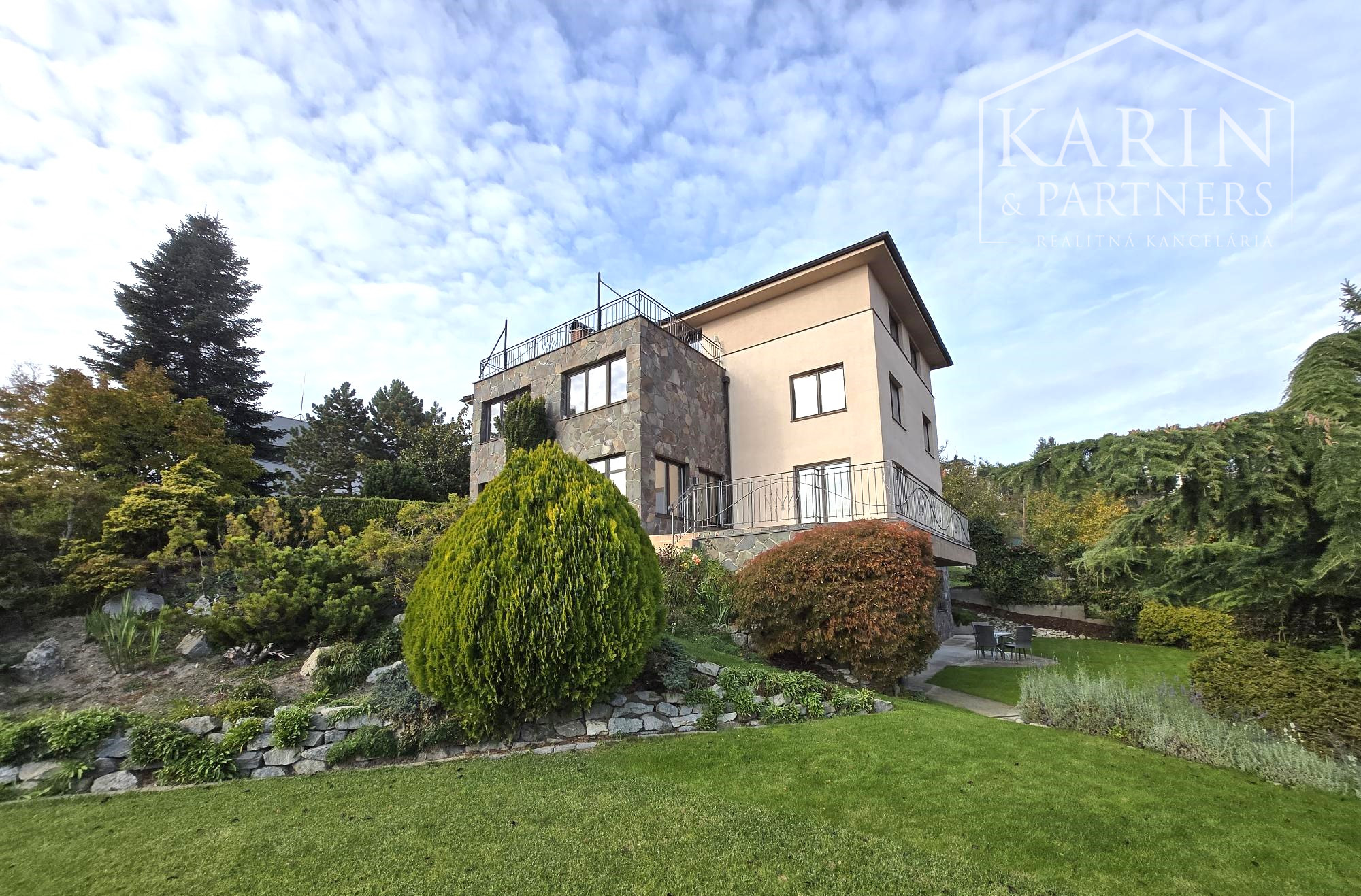 Prenájom – 4 izbový exkluzívny byt s nádherným výhľadom na Hradnom kopci – BA I Staré mesto