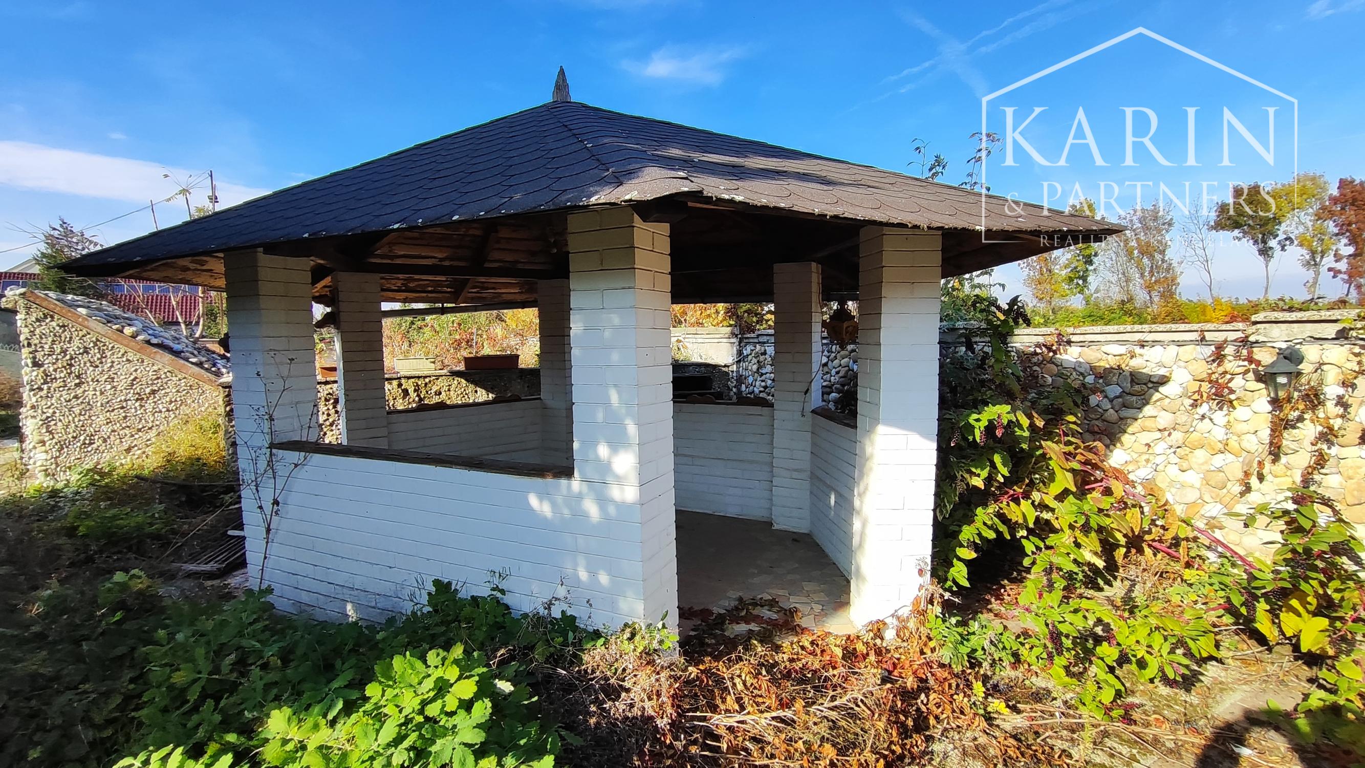 NA PREDAJ-Prevádzková budova+3i byt v centre obce Palárikovo