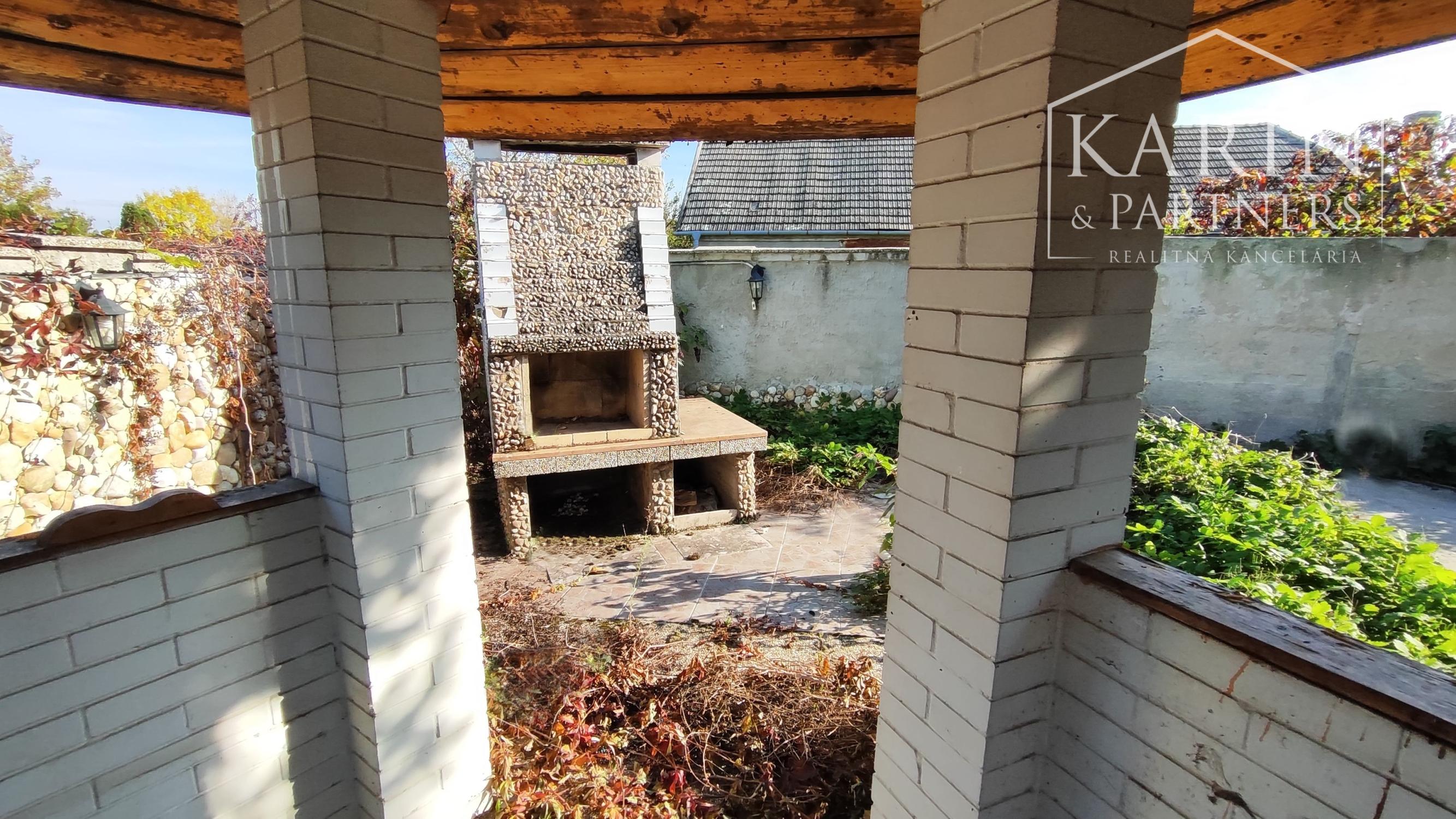 NA PREDAJ-Prevádzková budova+3i byt v centre obce Palárikovo