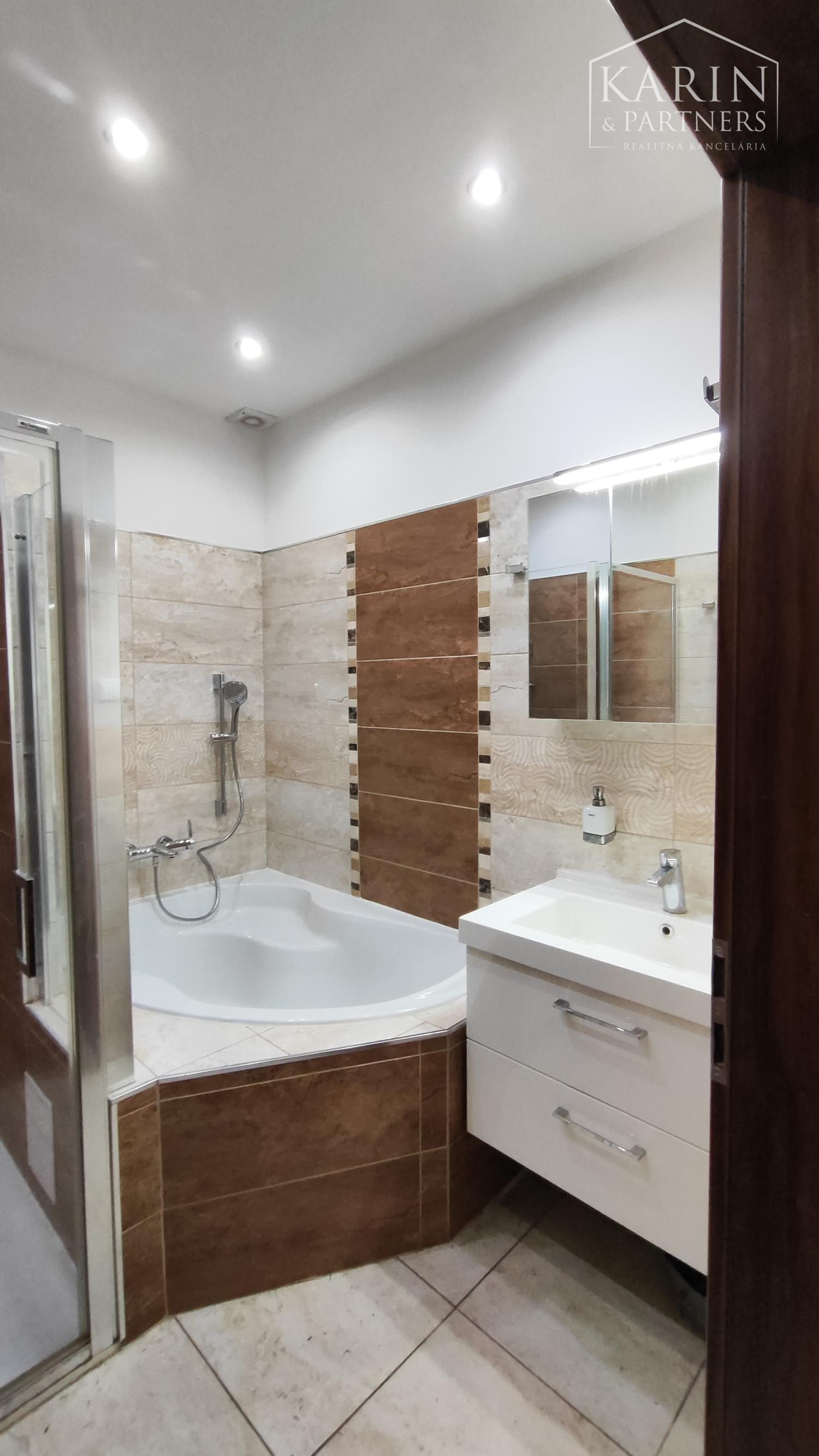 NA PREDAJ-Prevádzková budova+3i byt v centre obce Palárikovo