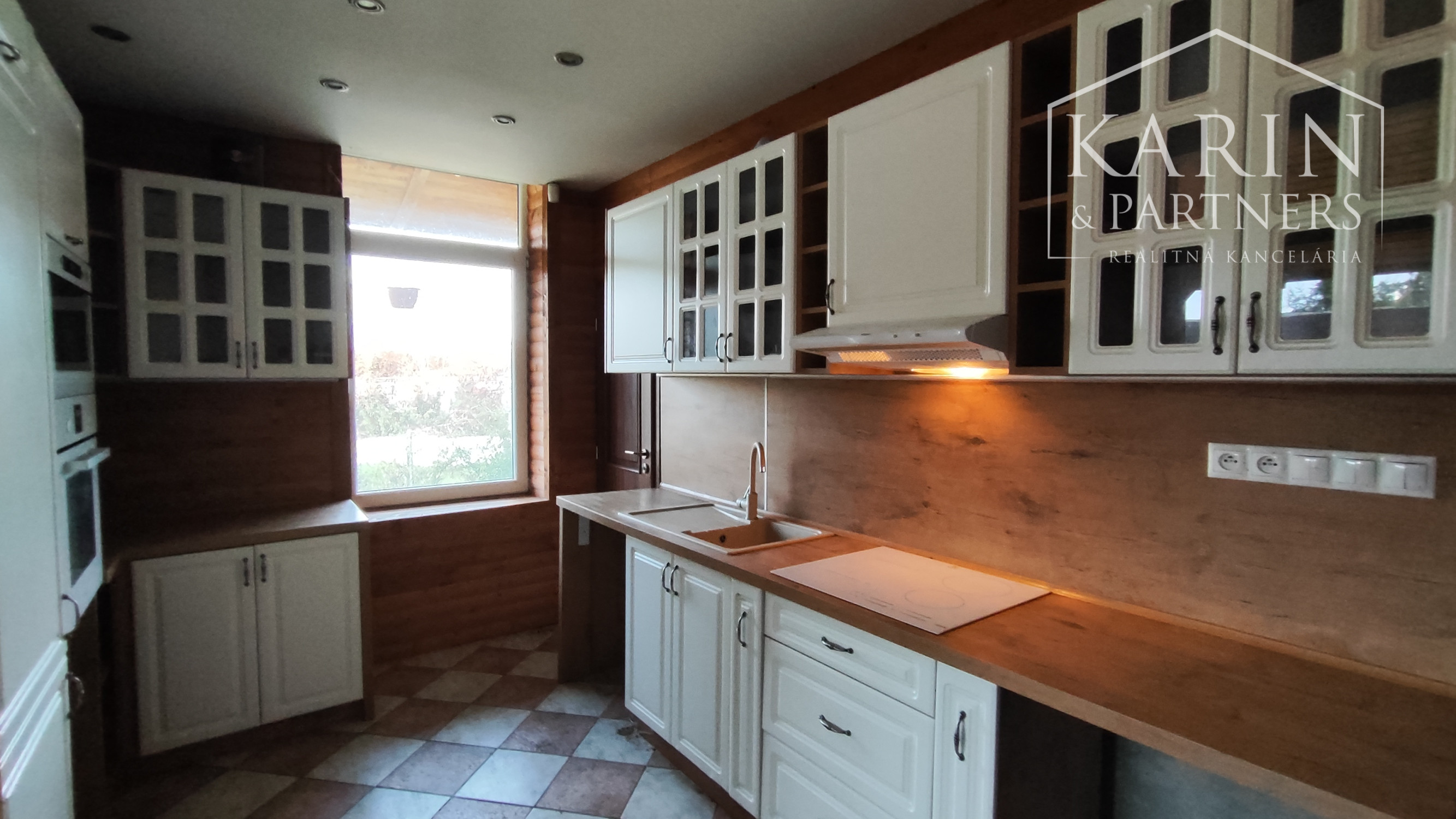 NA PREDAJ-Prevádzková budova+3i byt v centre obce Palárikovo