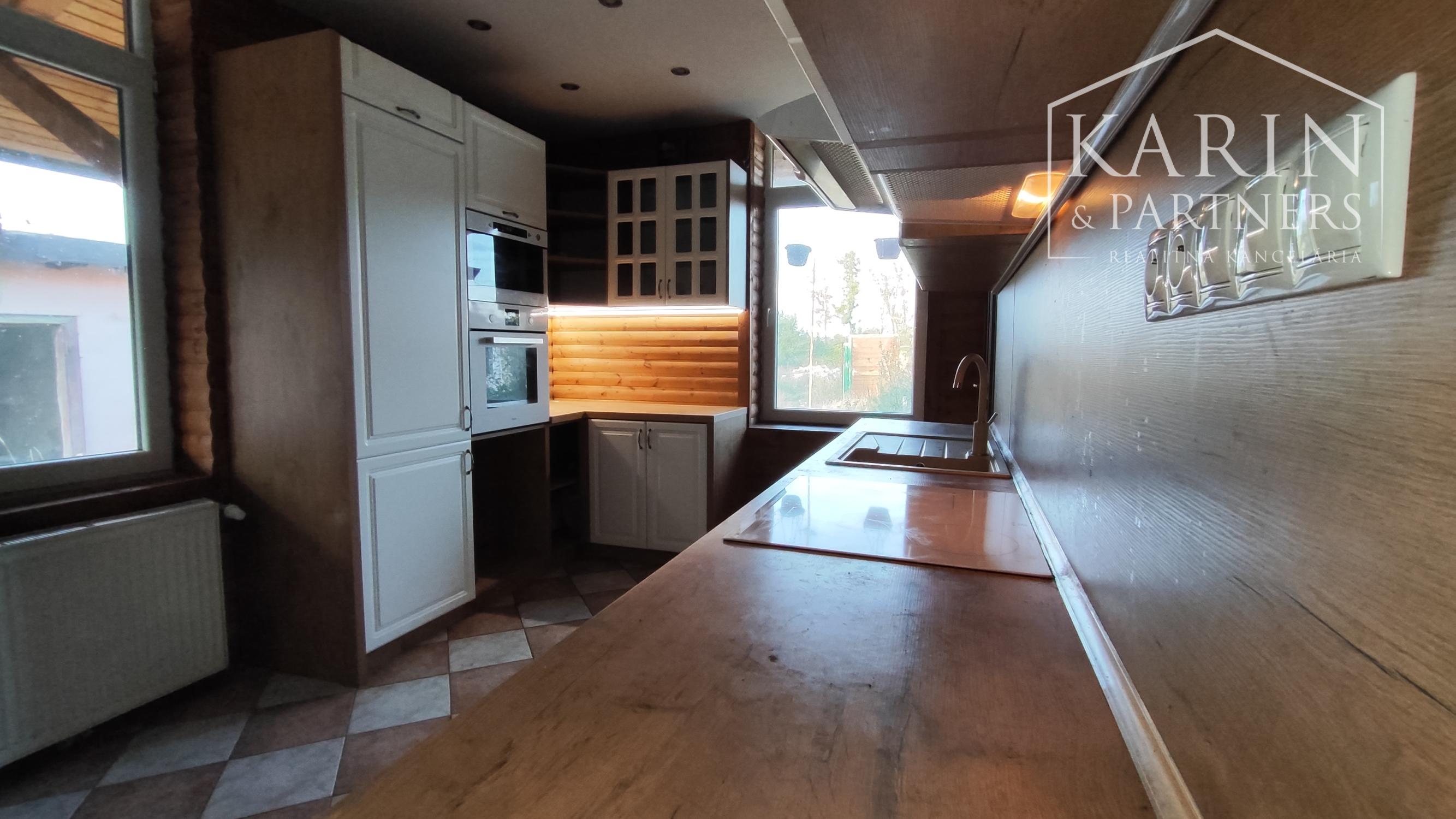 NA PREDAJ-Prevádzková budova+3i byt v centre obce Palárikovo