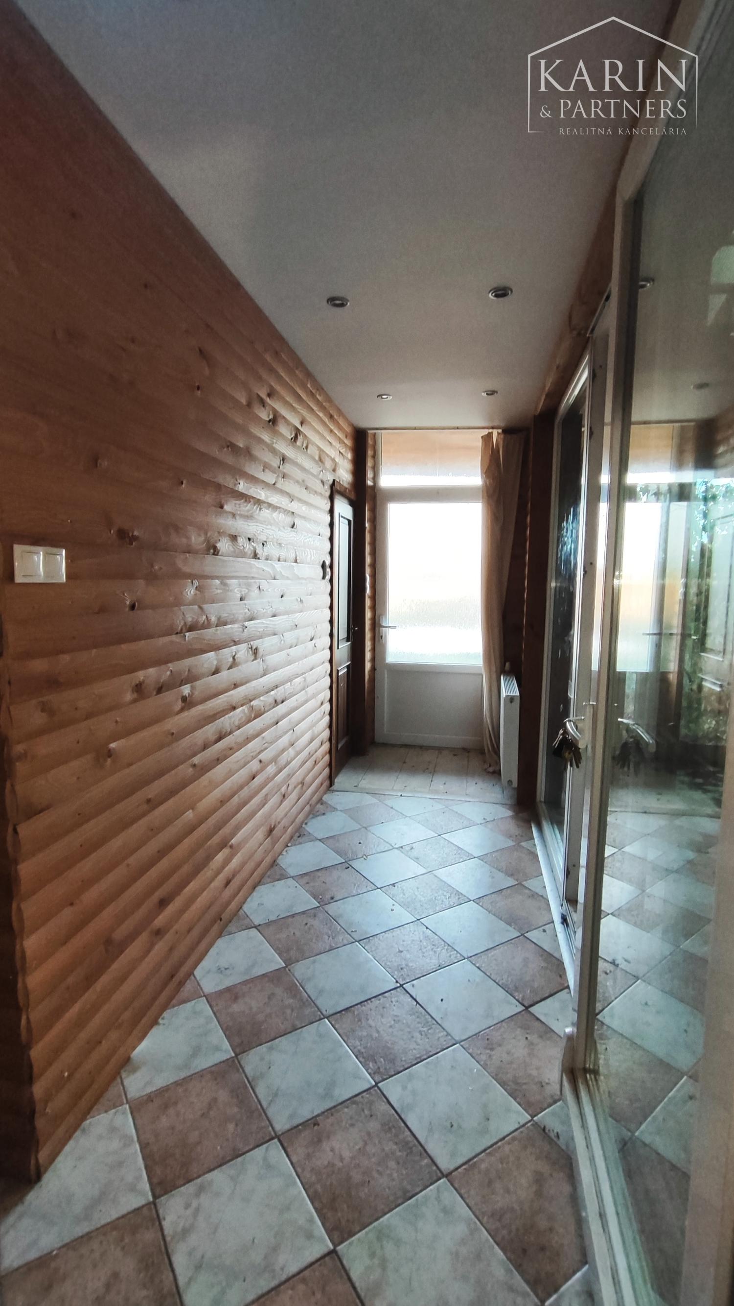 NA PREDAJ-Prevádzková budova+3i byt v centre obce Palárikovo