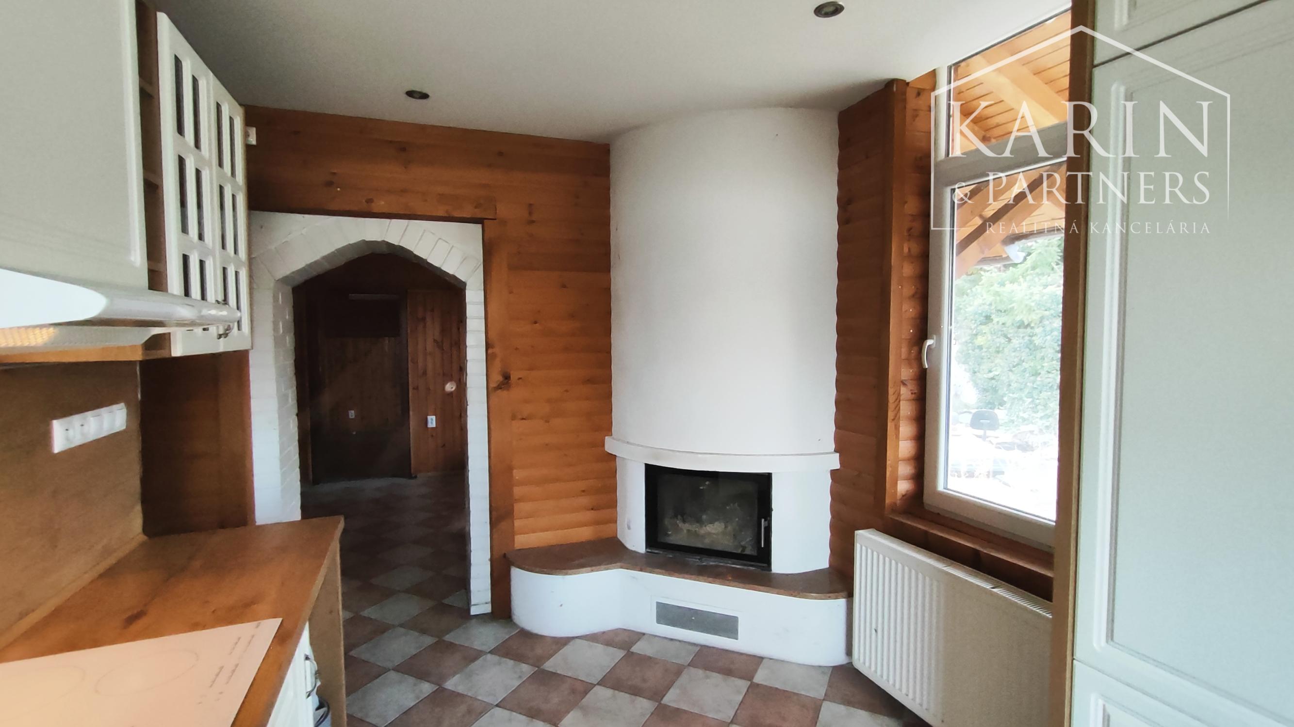 NA PREDAJ-Prevádzková budova+3i byt v centre obce Palárikovo