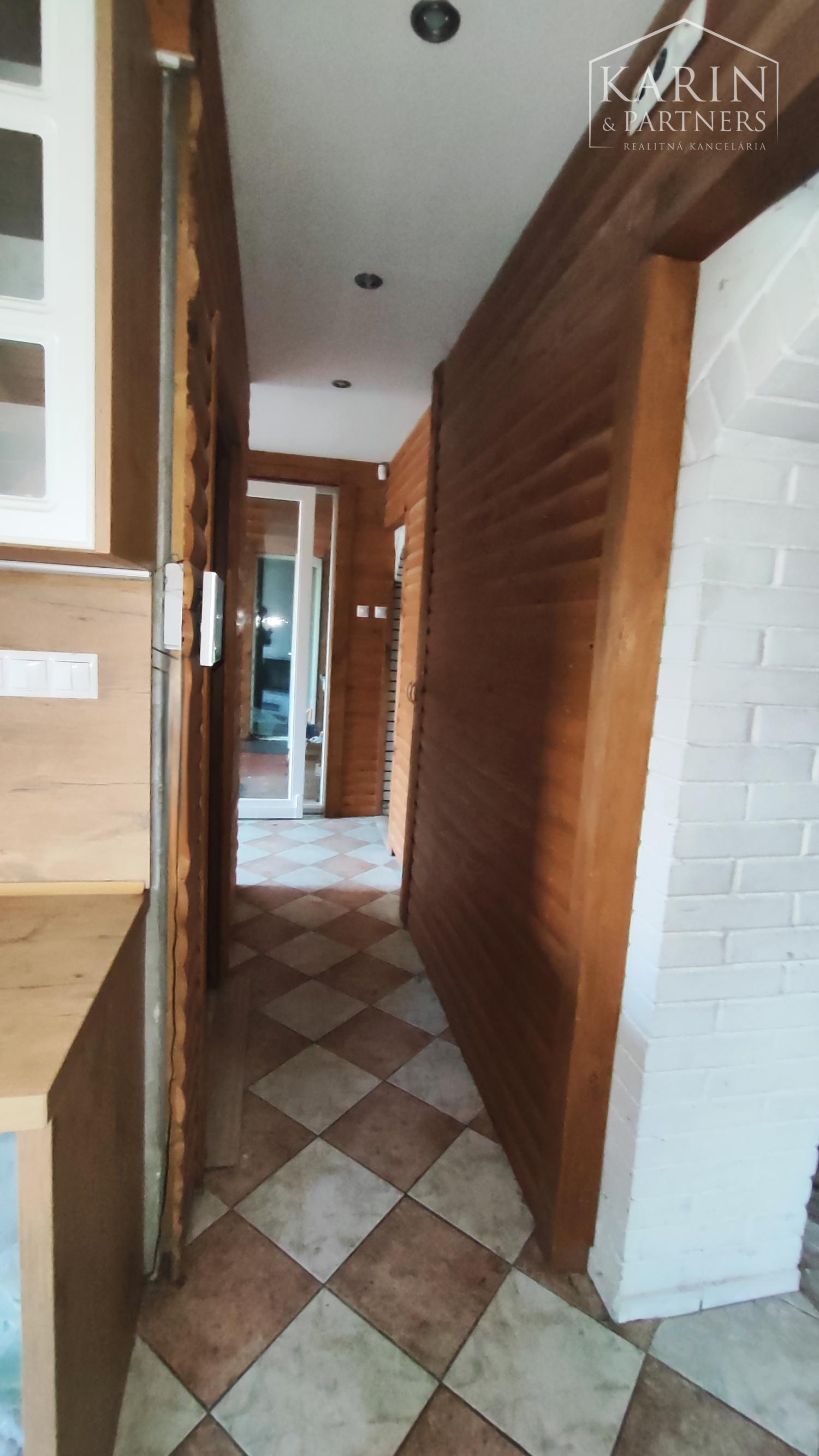 NA PREDAJ-Prevádzková budova+3i byt v centre obce Palárikovo