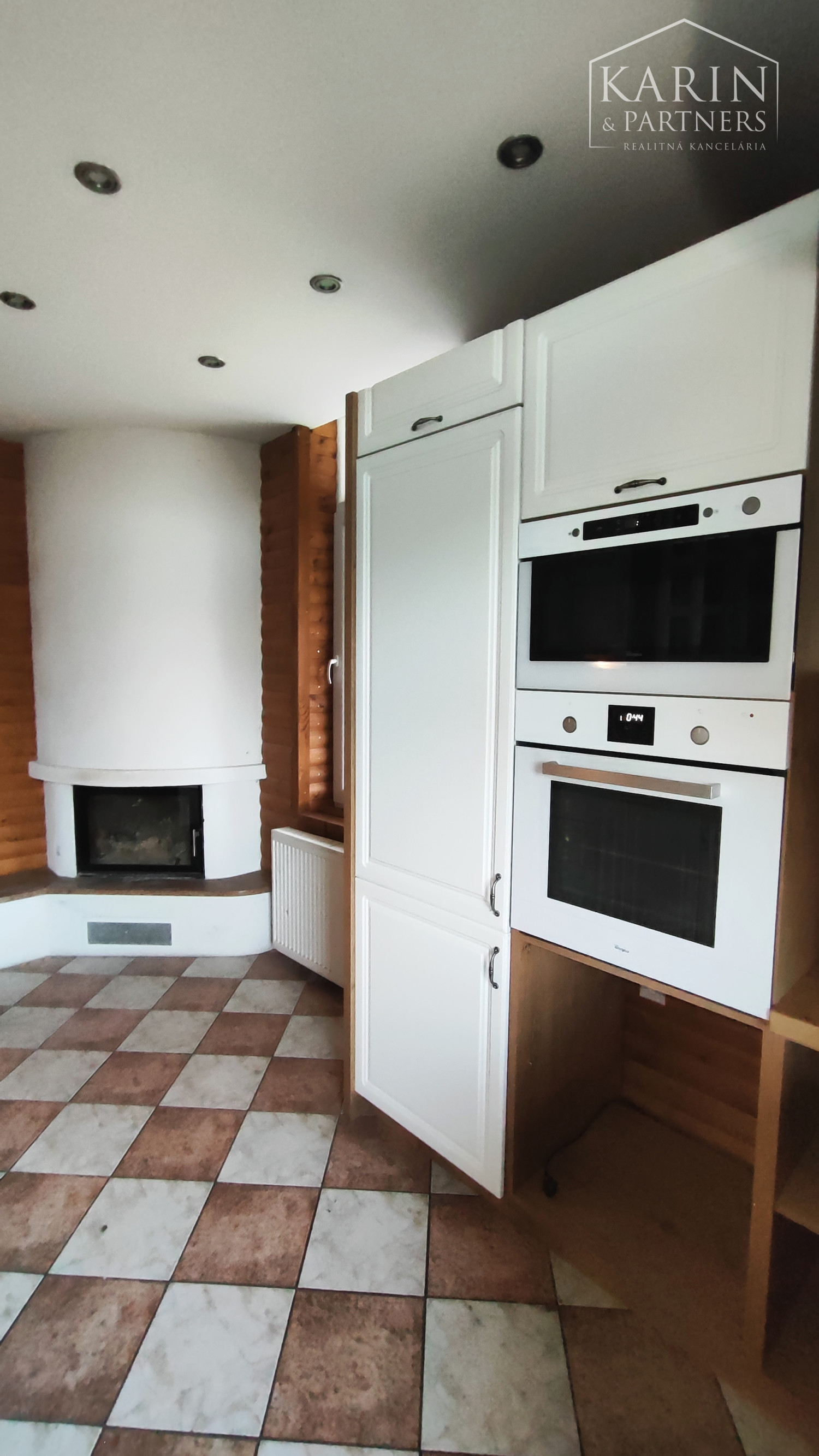 NA PREDAJ-Prevádzková budova+3i byt v centre obce Palárikovo