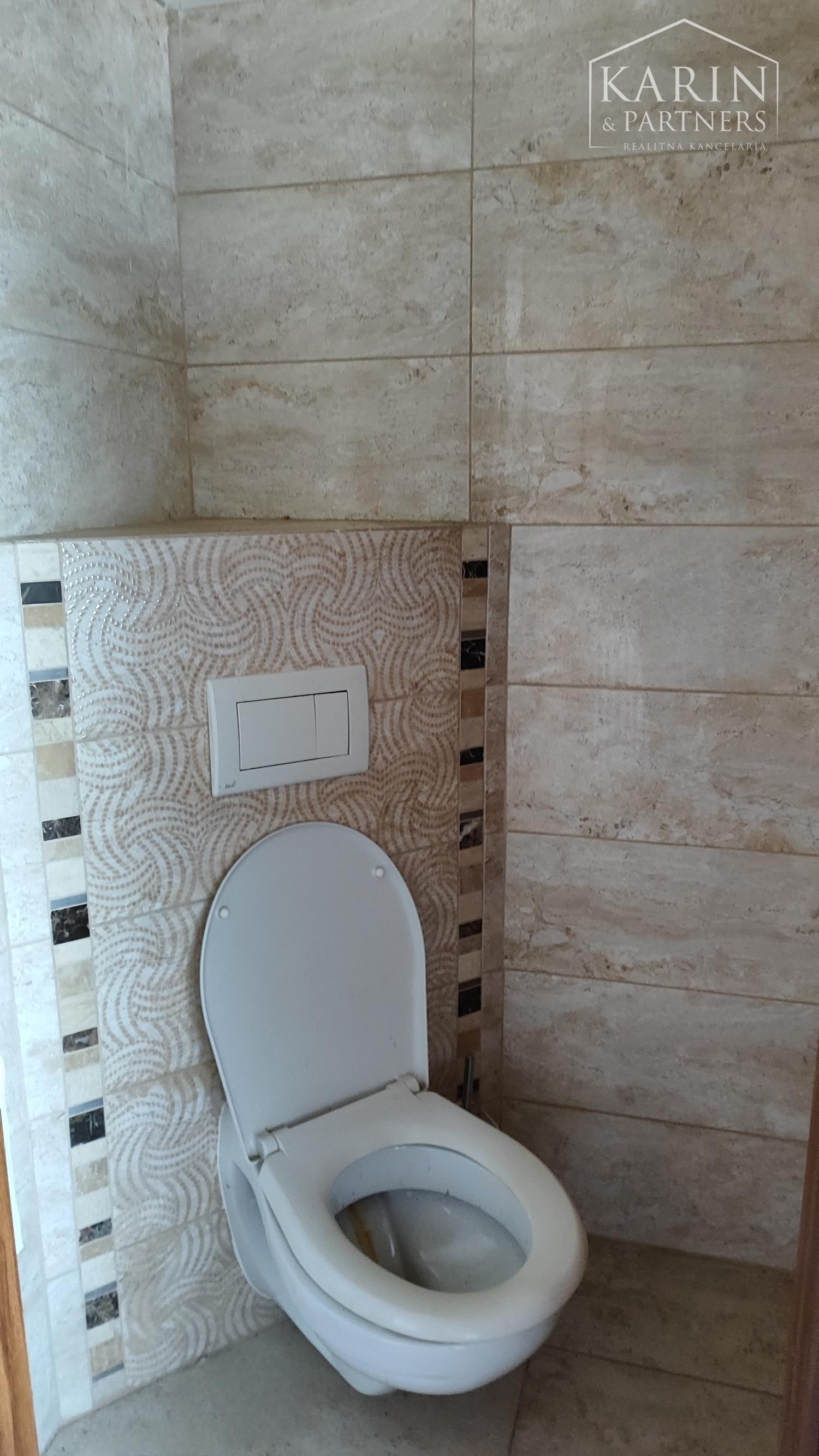 NA PREDAJ-Prevádzková budova+3i byt v centre obce Palárikovo