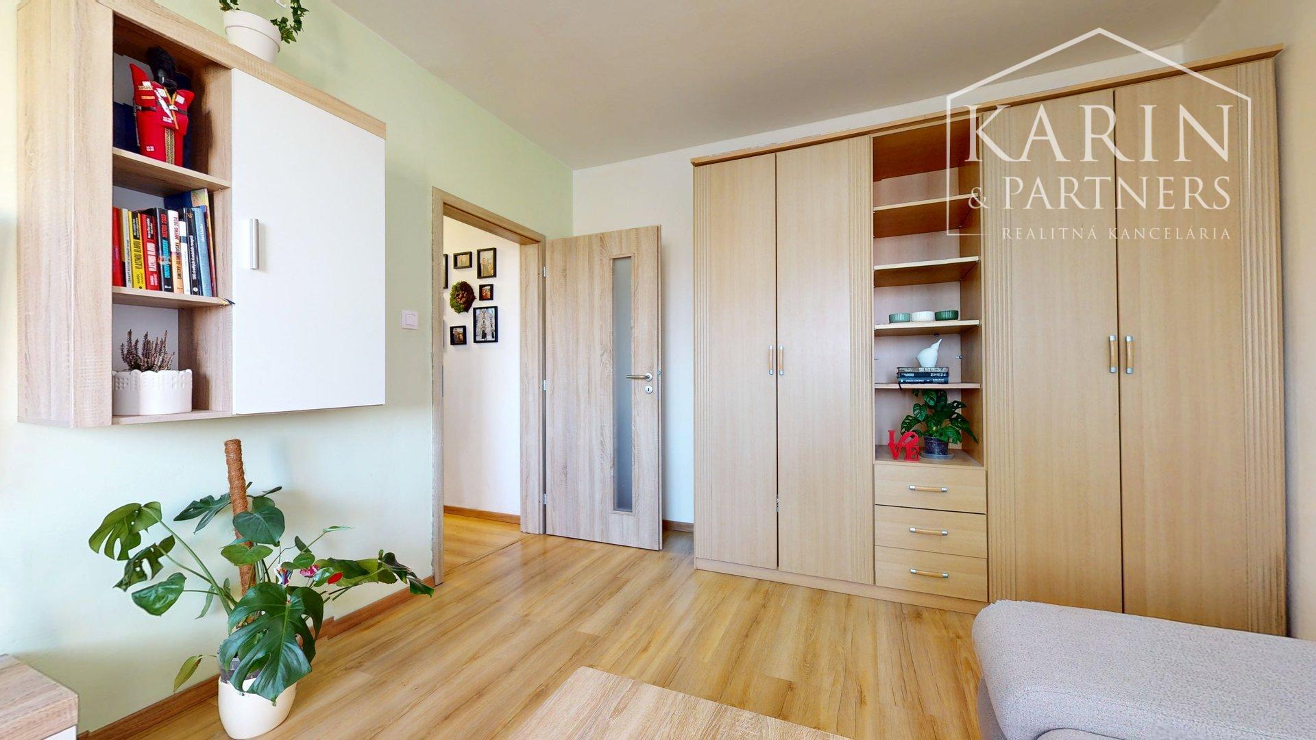 KOMPLETNE ZREKONŠTRUOVANÝ A ZARIADENÝ 2I BYT S PIVNICOU