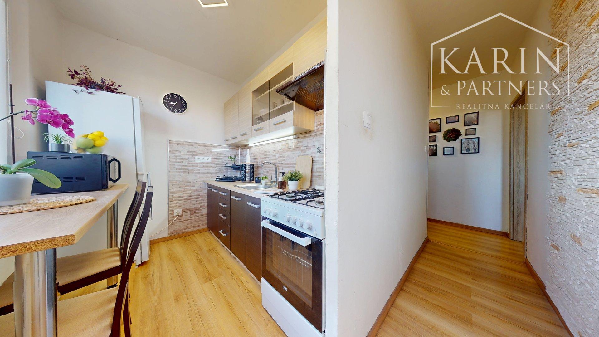 KOMPLETNE ZREKONŠTRUOVANÝ A ZARIADENÝ 2I BYT S PIVNICOU