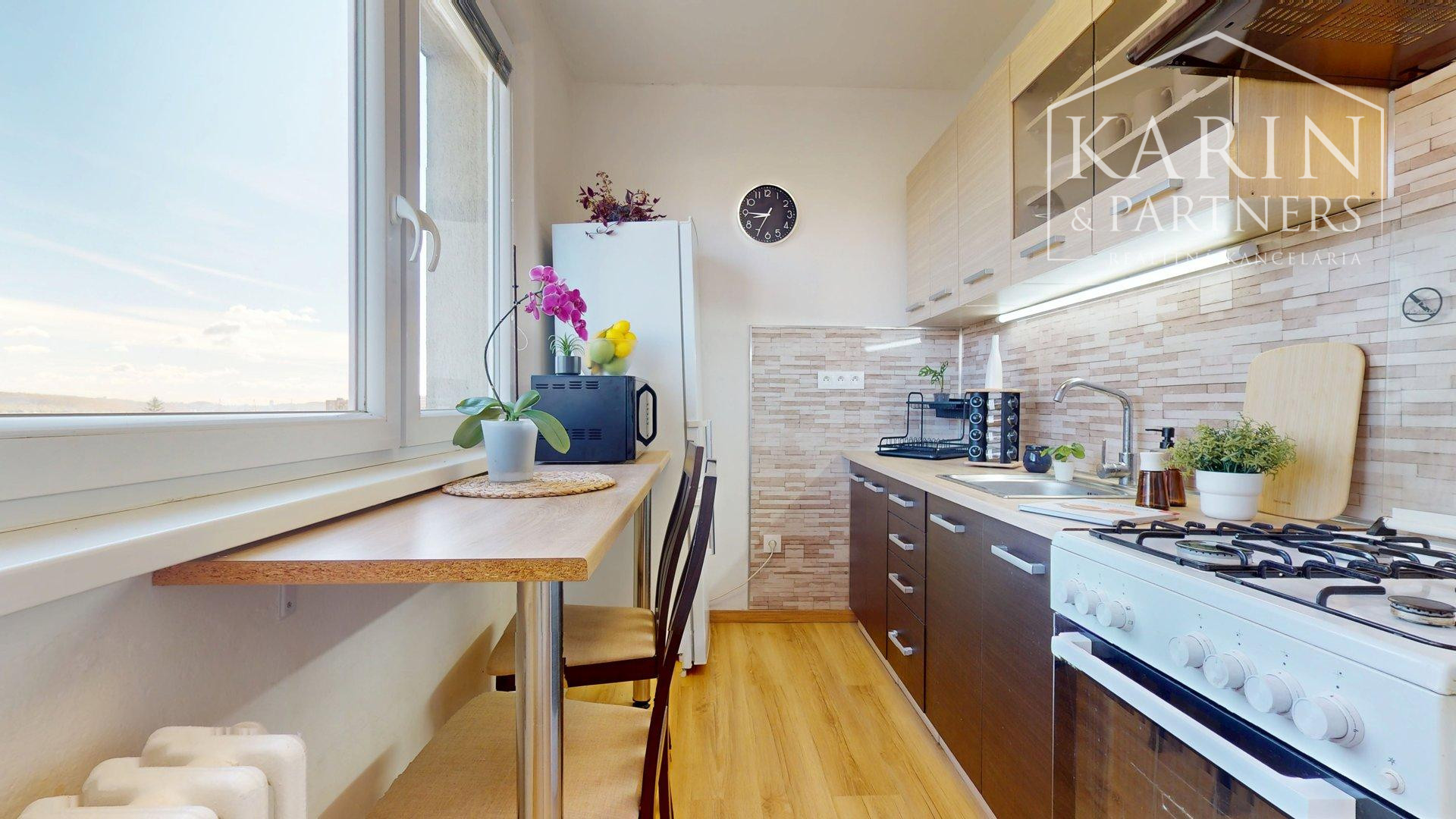 KOMPLETNE ZREKONŠTRUOVANÝ A ZARIADENÝ 2I BYT S PIVNICOU