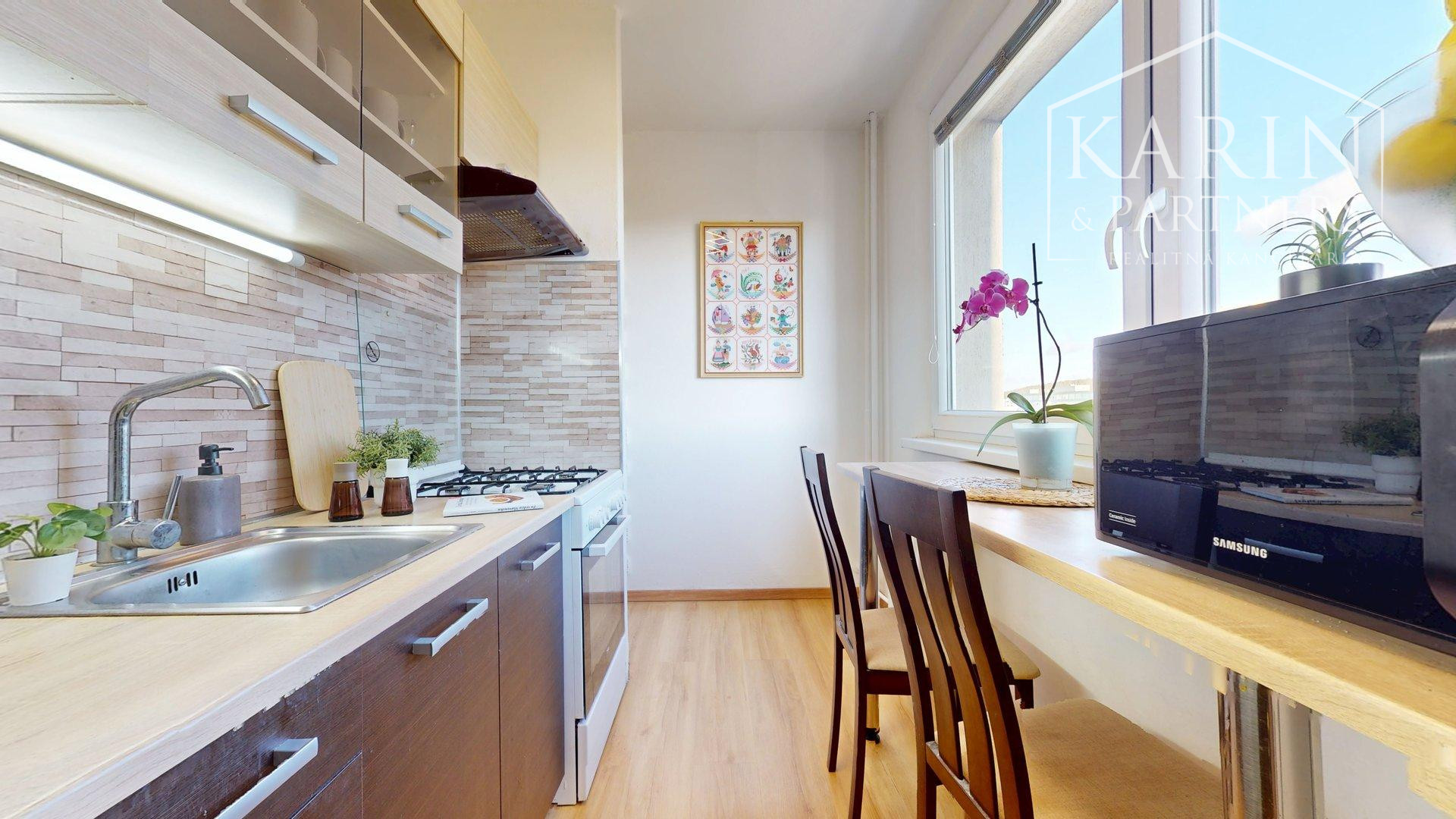 KOMPLETNE ZREKONŠTRUOVANÝ A ZARIADENÝ 2I BYT S PIVNICOU