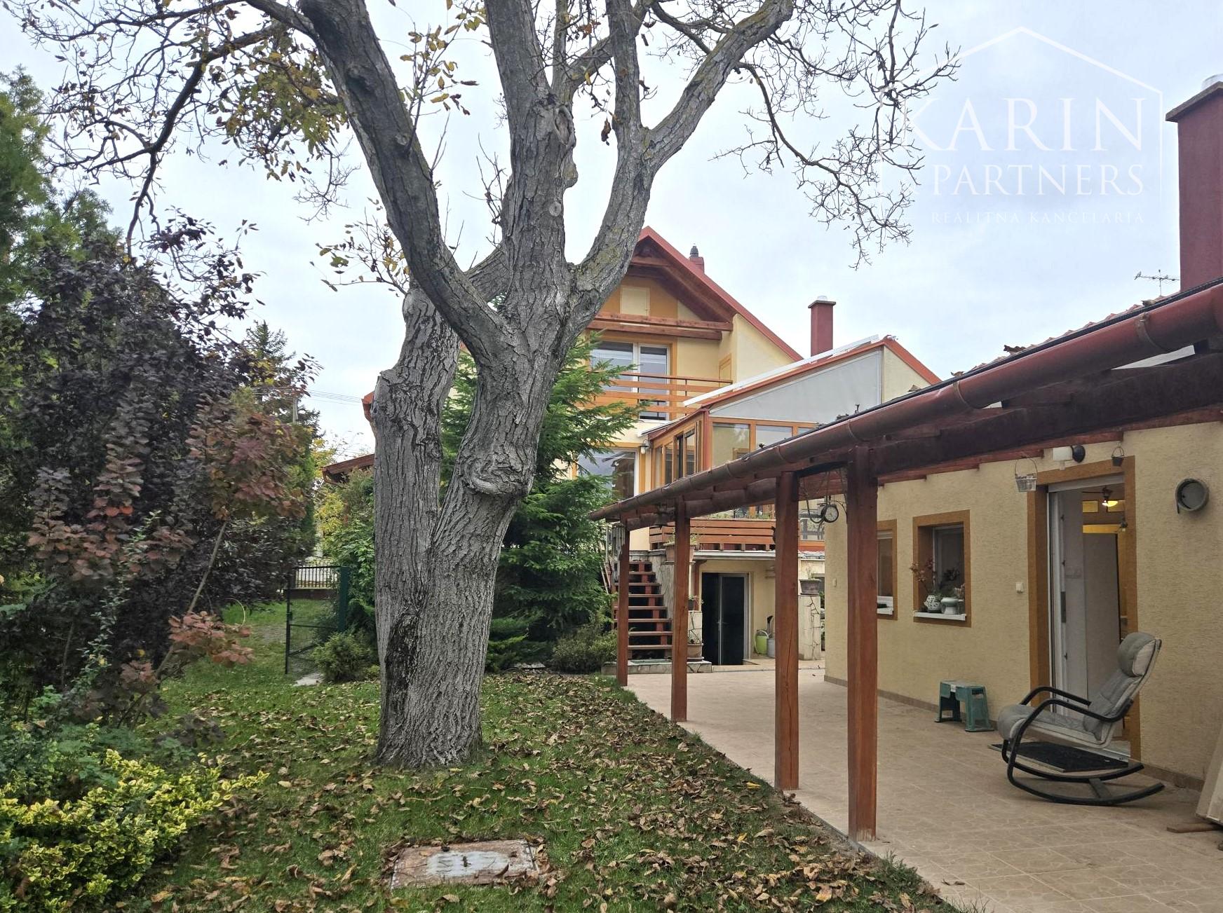 Predaj - 5 izbový, dvojgeneračný rodinný dom - Rajka Maďarsko