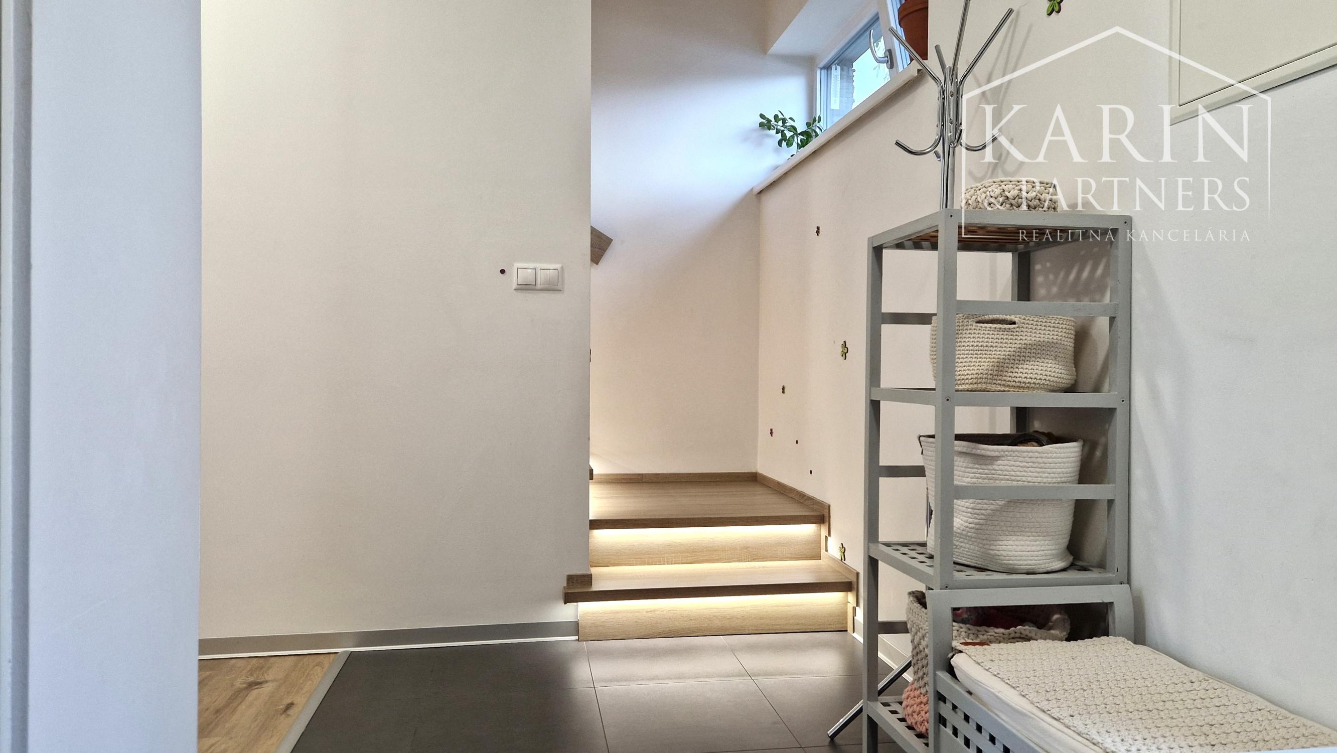 4 izbový RD 100m2 so záhradou 144m2, solárne panely, 2x parking, pokojná časť Rovinky