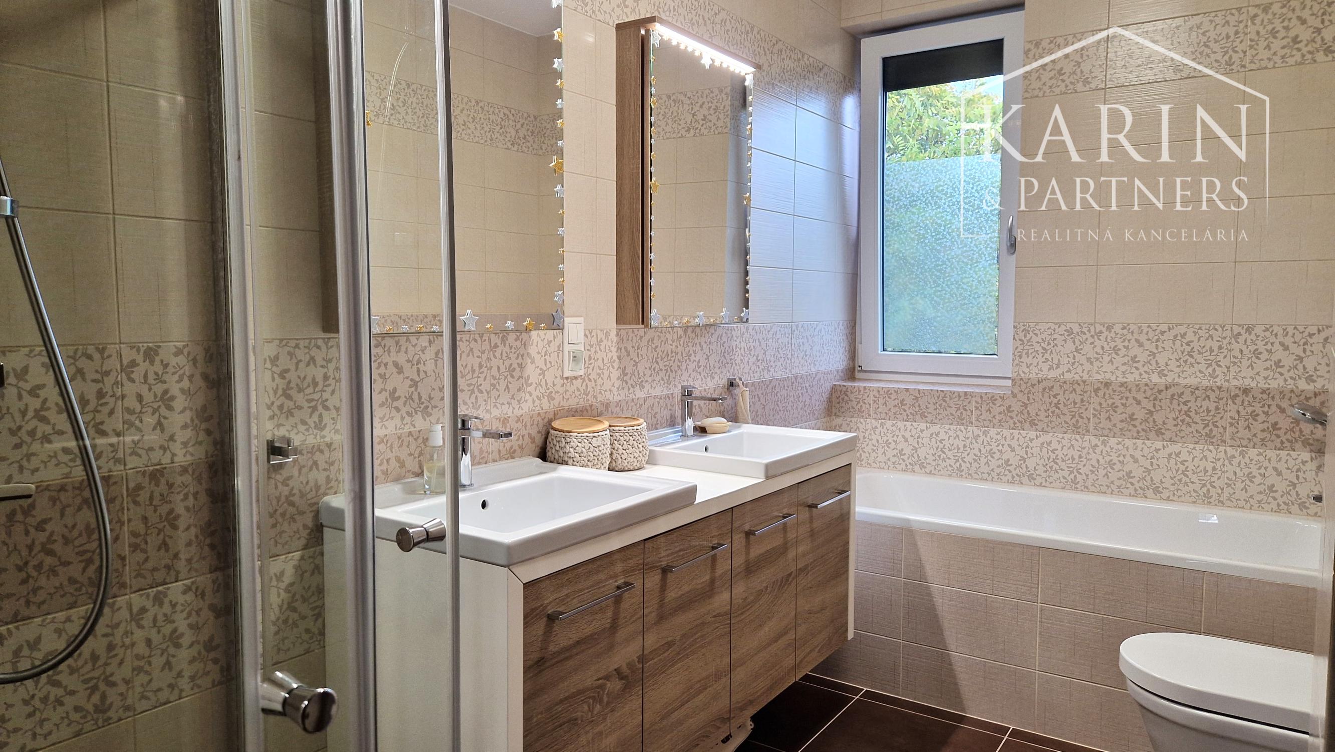 4 izbový RD 100m2 so záhradou 144m2, solárne panely, 2x parking, pokojná časť Rovinky