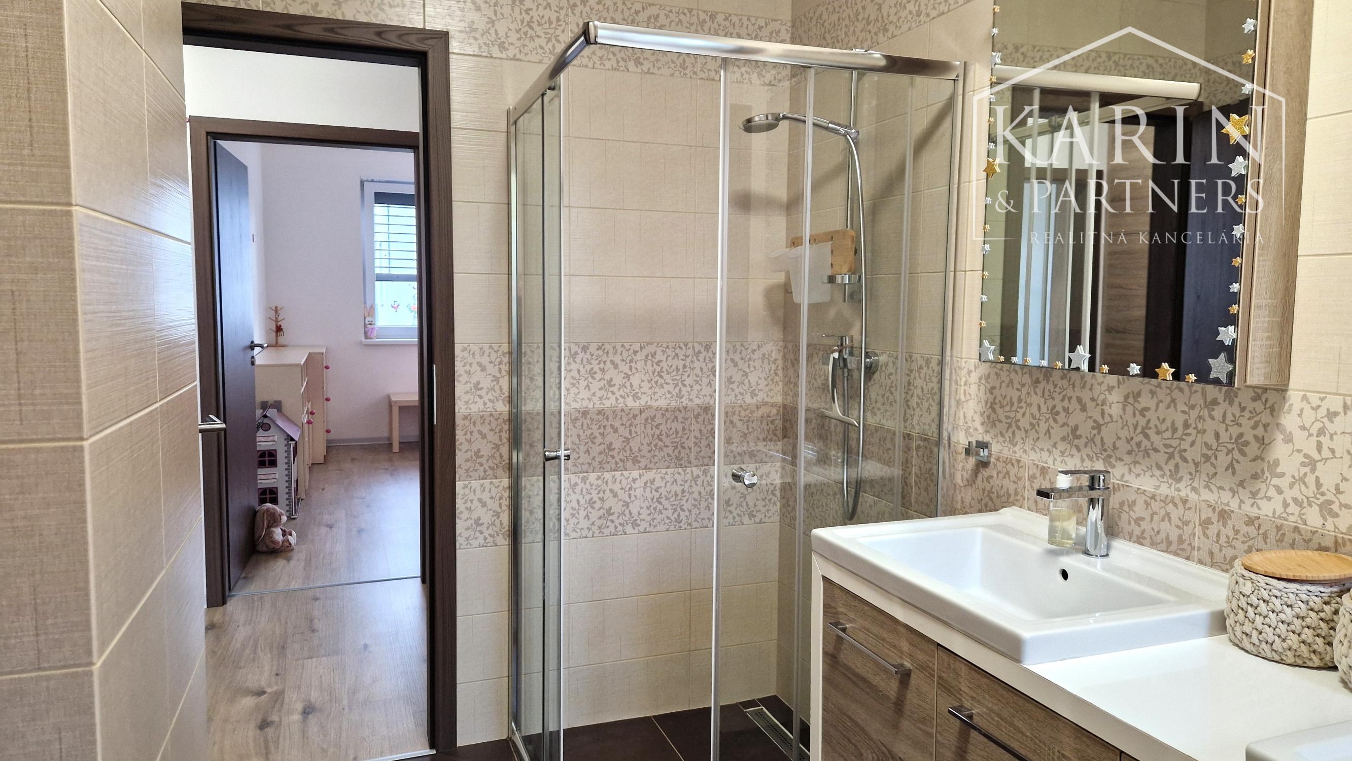 4 izbový RD 100m2 so záhradou 144m2, solárne panely, 2x parking, pokojná časť Rovinky