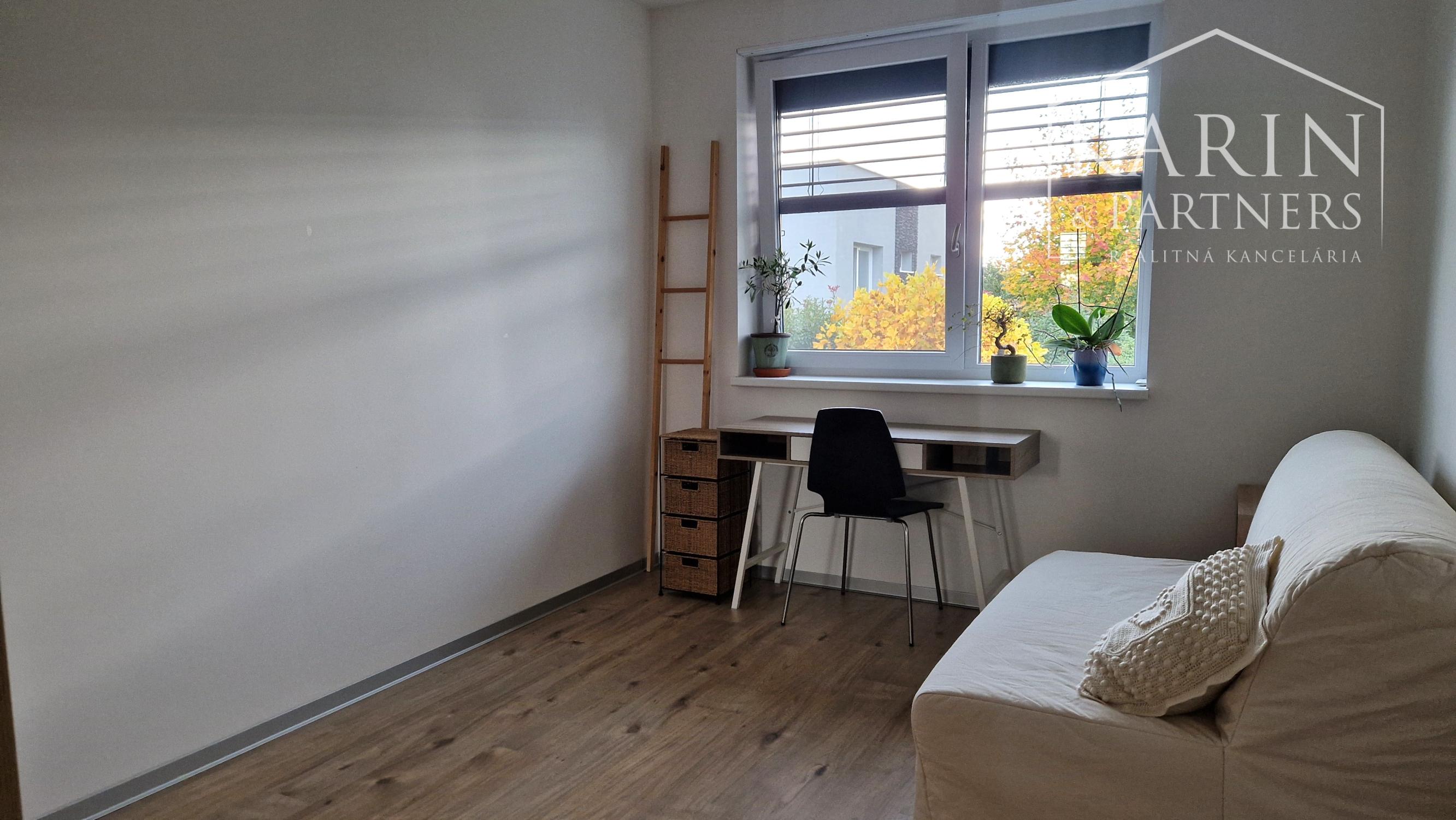 4 izbový RD 100m2 so záhradou 144m2, solárne panely, 2x parking, pokojná časť Rovinky