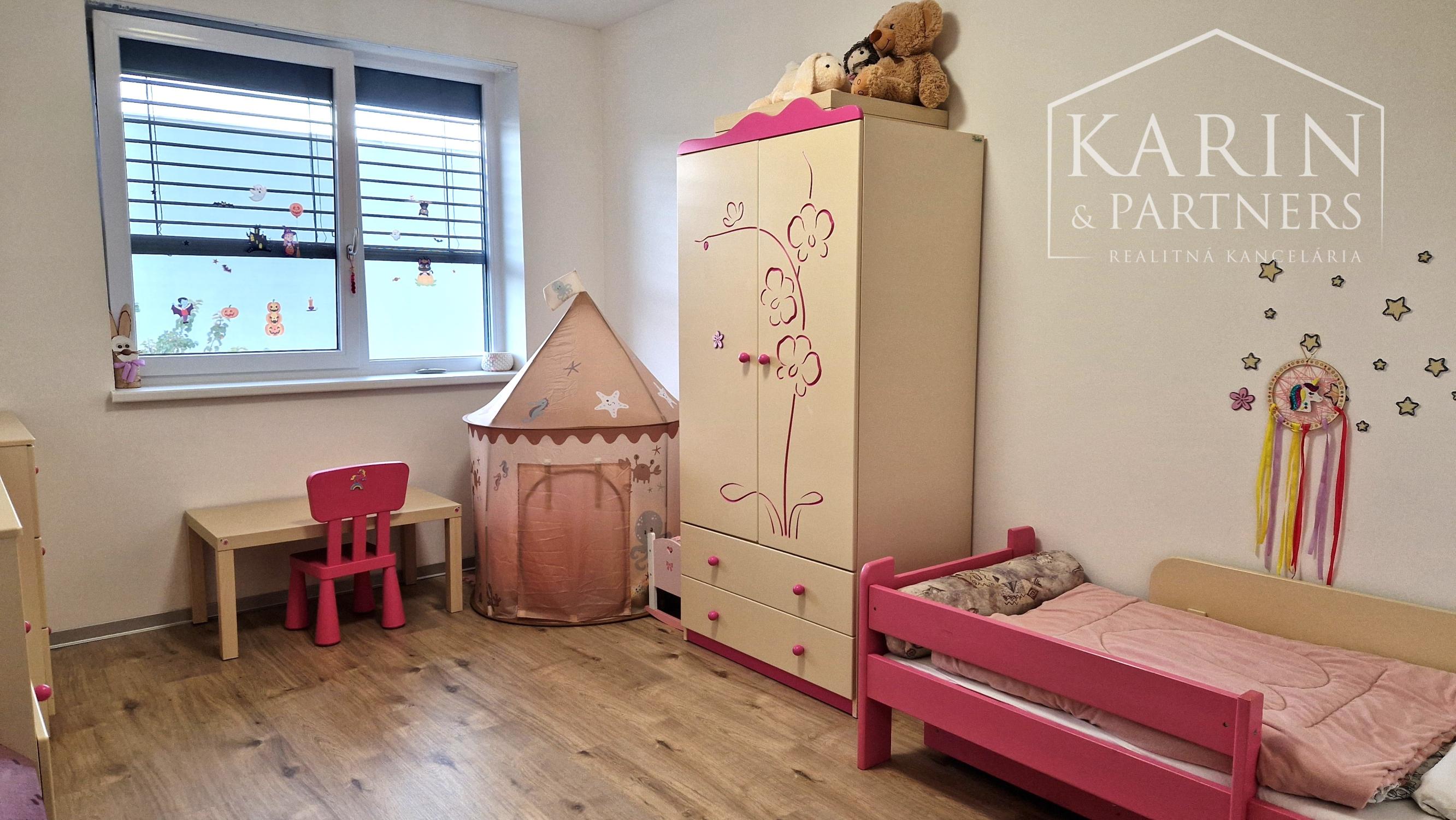 4 izbový RD 100m2 so záhradou 144m2, solárne panely, 2x parking, pokojná časť Rovinky