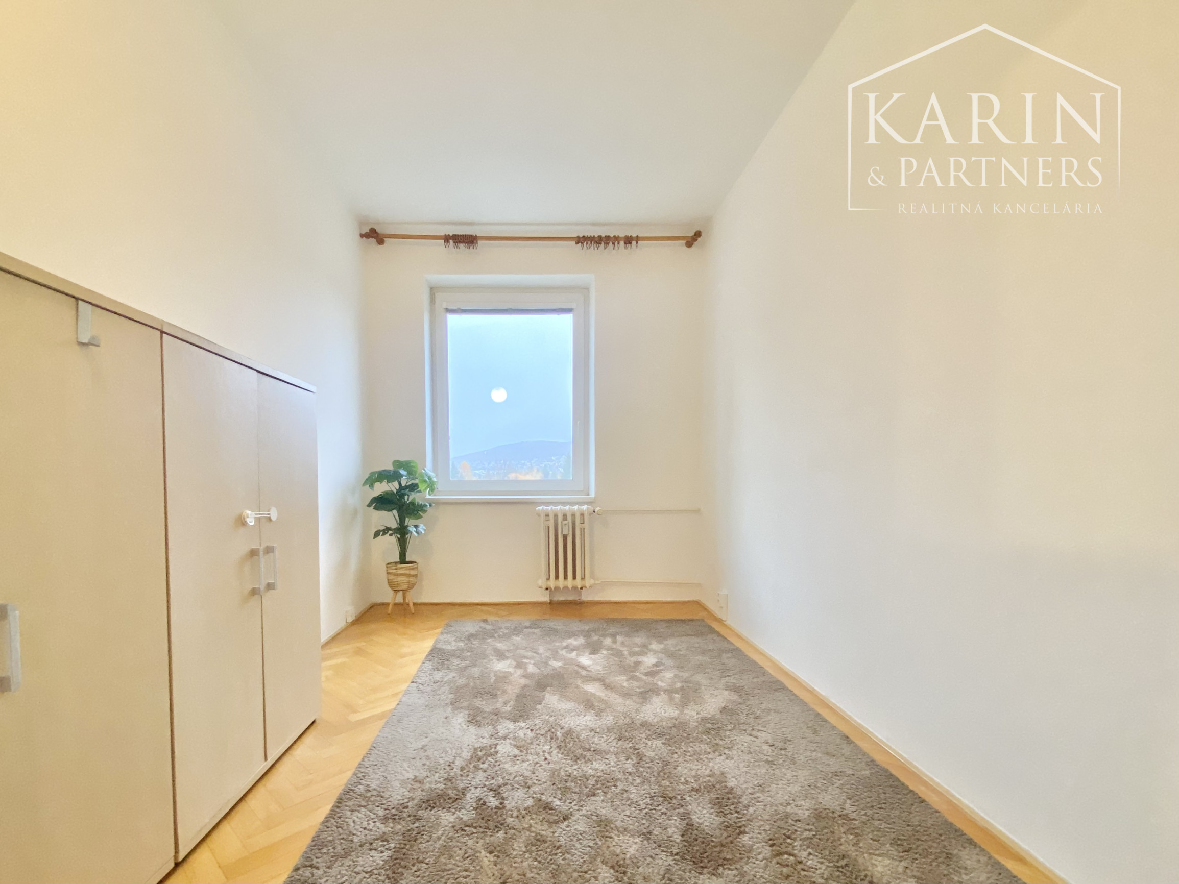 Prenájom Príjemný 3-izbový byt s balkónom a home office priestorom-Nitra Chrenová