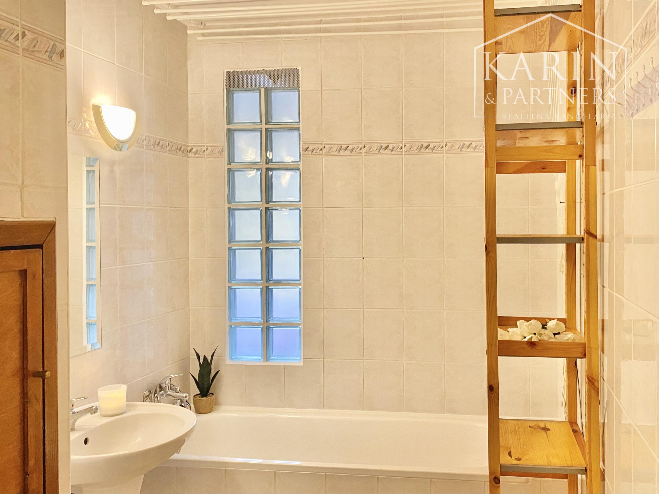 Prenájom Príjemný 3-izbový byt s balkónom a home office priestorom-Nitra Chrenová