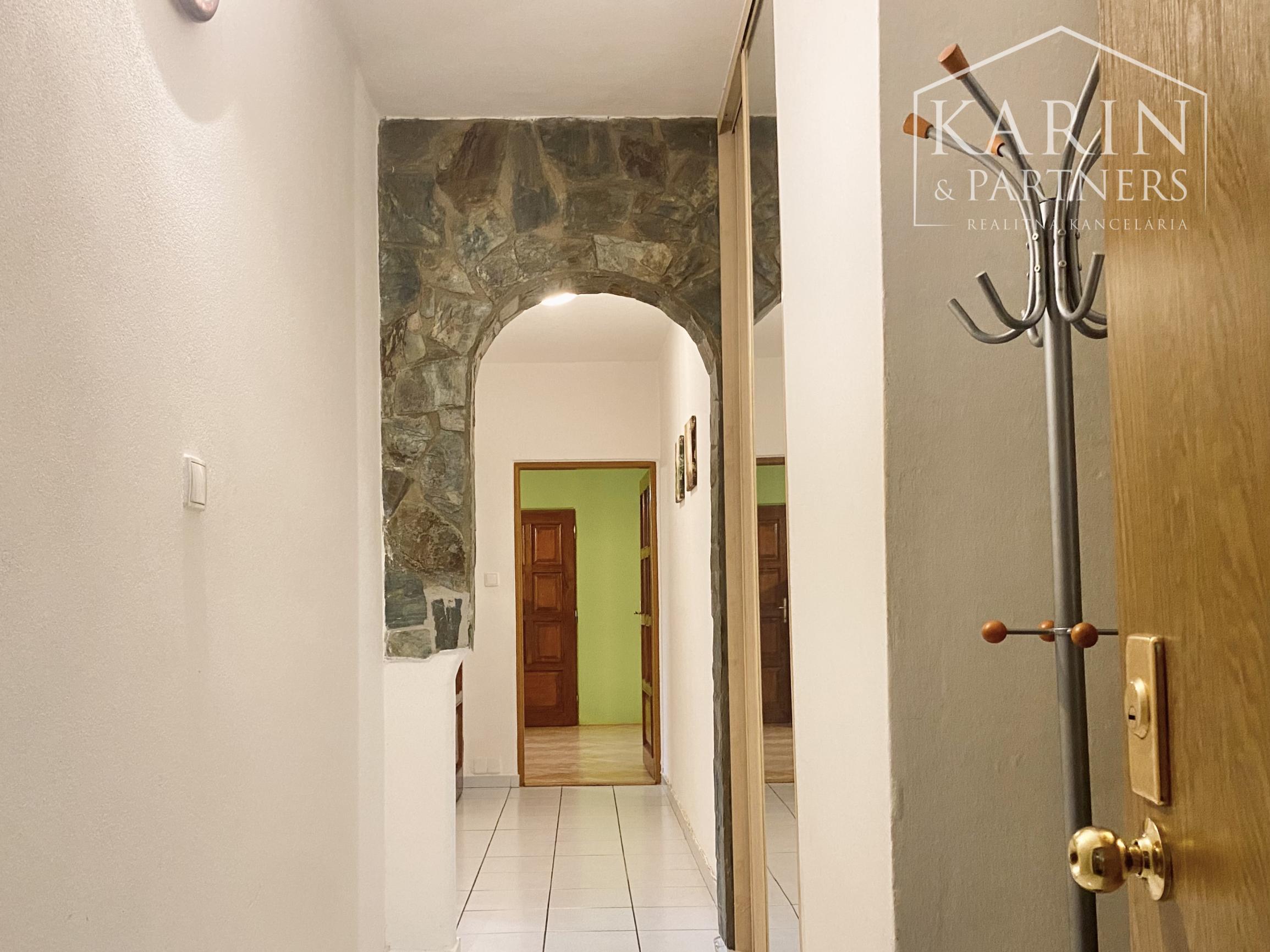 Prenájom Príjemný 3-izbový byt s balkónom a home office priestorom-Nitra Chrenová