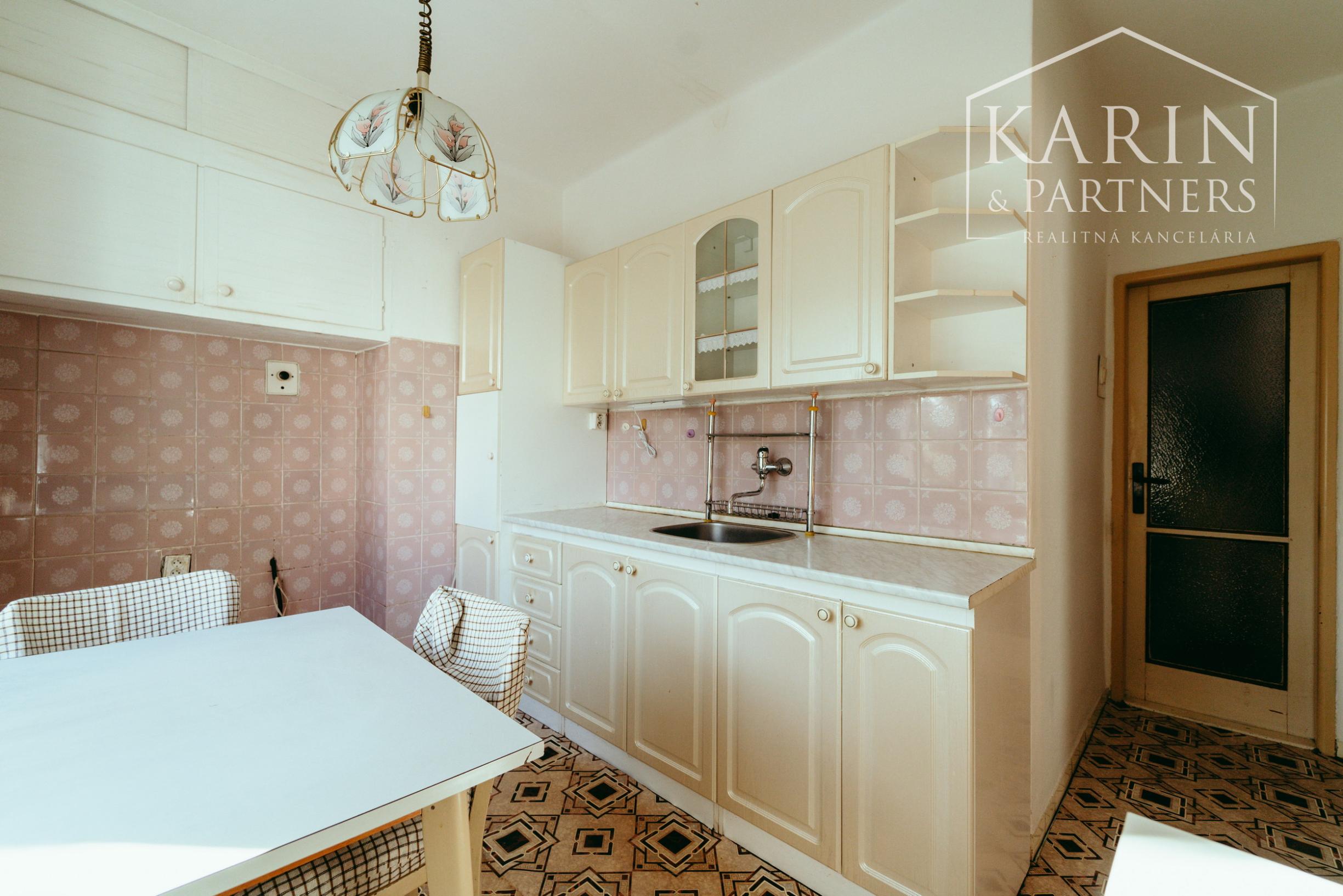 PRIESTRANNÝ 2i BYT S LOGGIOU A DVOMA PIVNICAMI