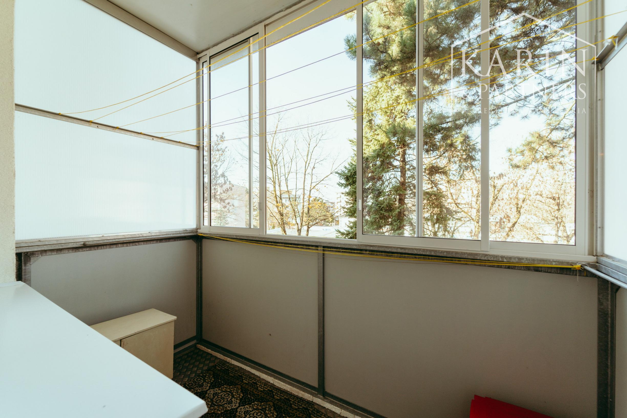 PRIESTRANNÝ 2i BYT S LOGGIOU A DVOMA PIVNICAMI