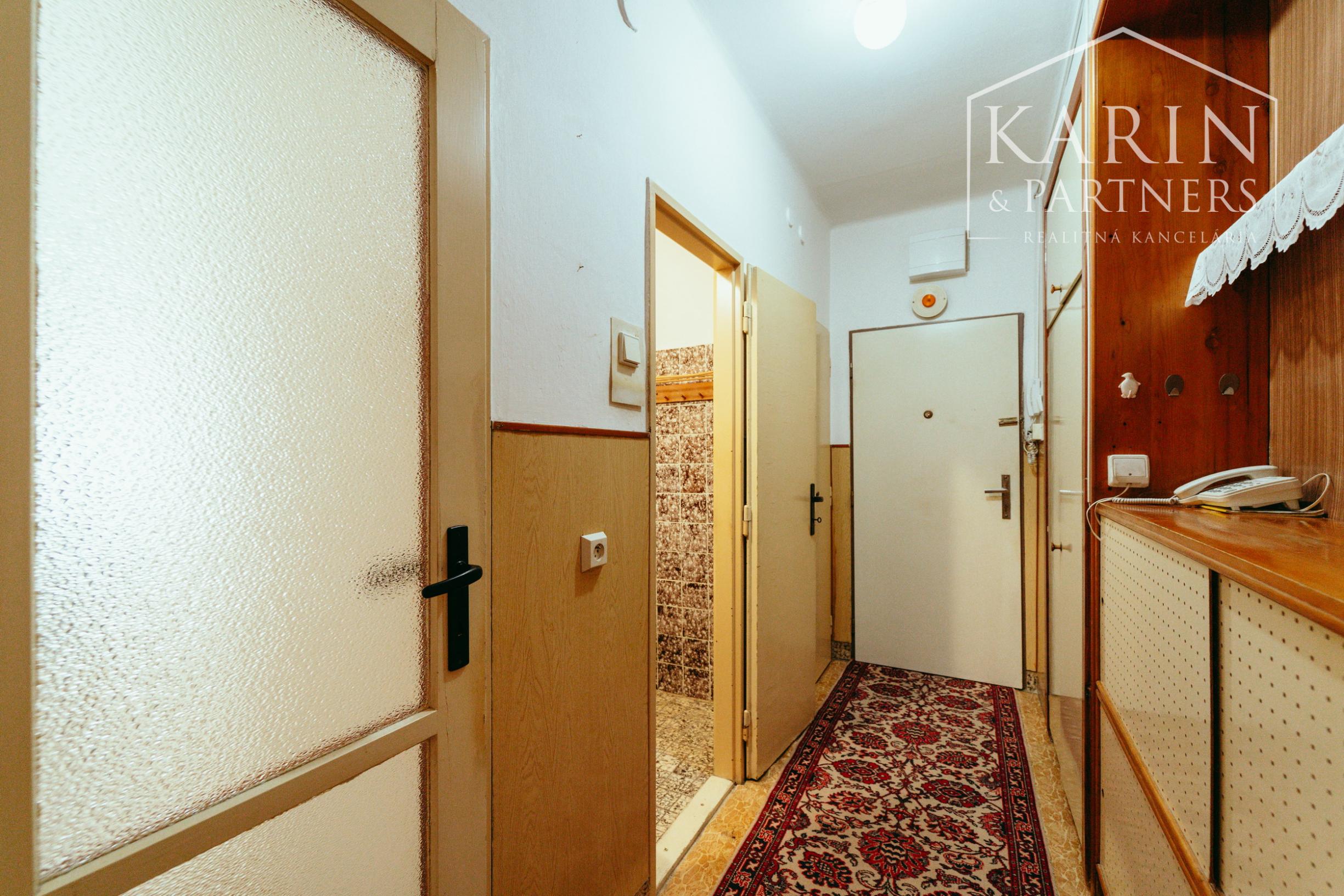 PRIESTRANNÝ 2i BYT S LOGGIOU A DVOMA PIVNICAMI