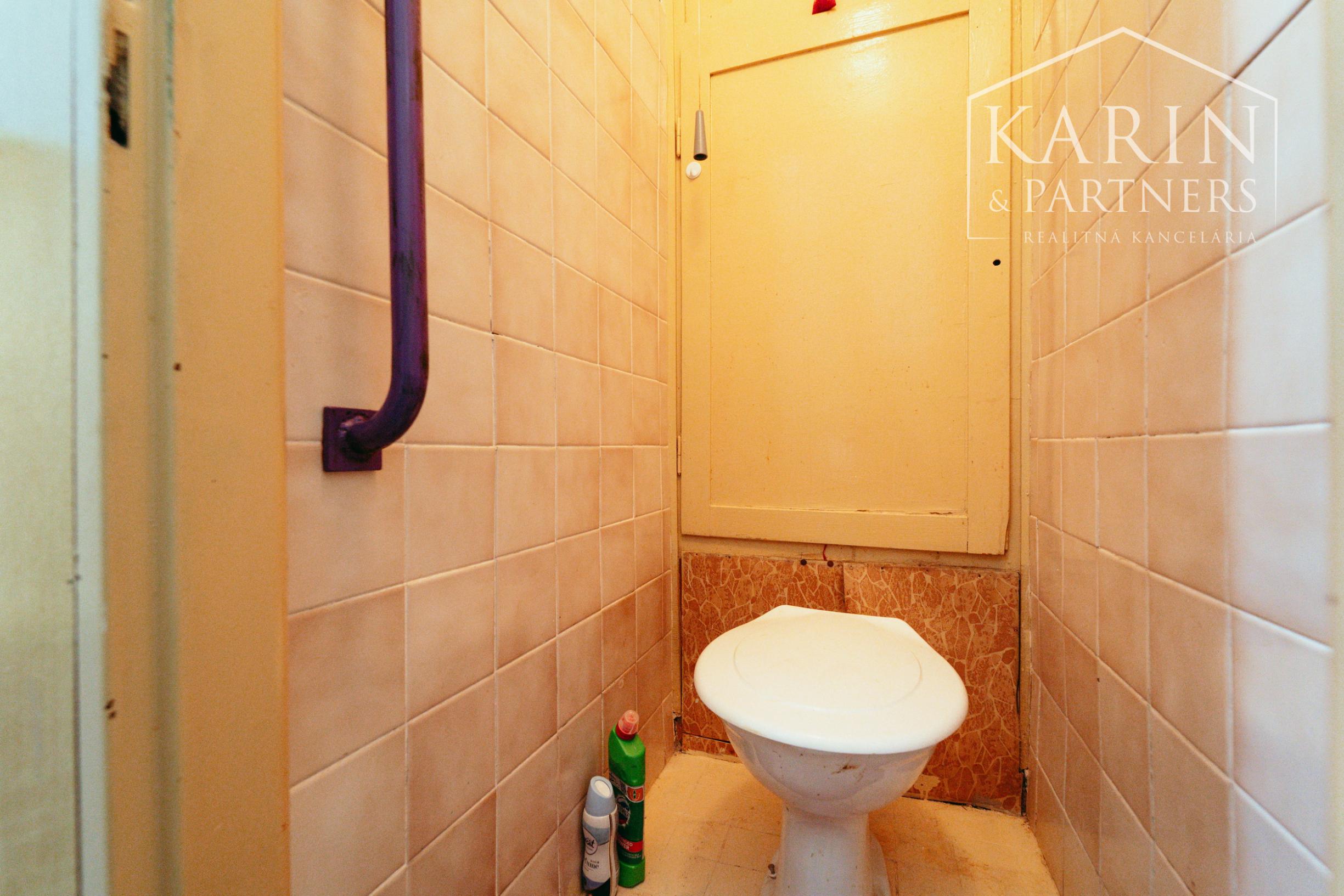 PRIESTRANNÝ 2i BYT S LOGGIOU A DVOMA PIVNICAMI