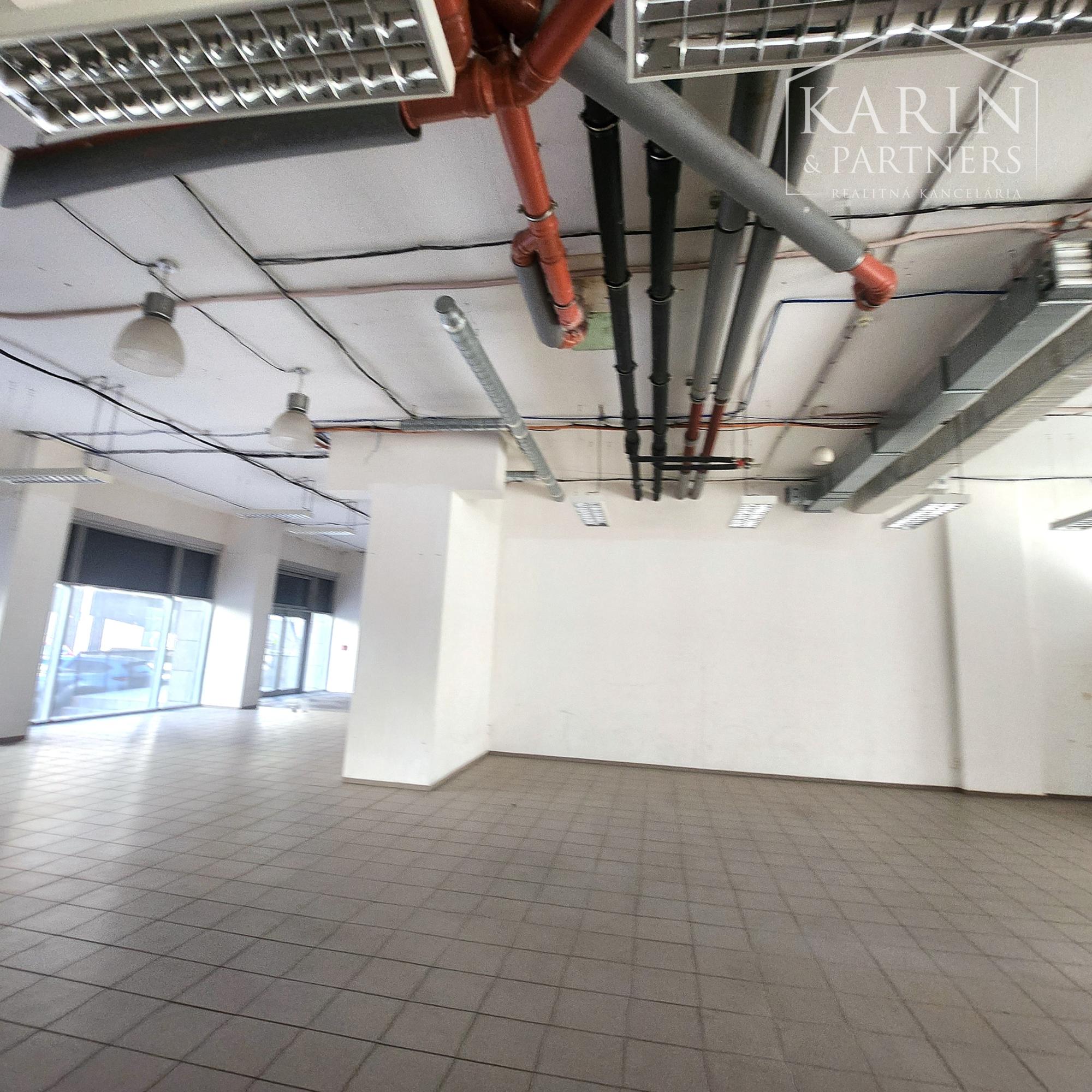 PRENÁJOM-Obchodné priestory 335 m2 s výkladmi do ulice-Tomášiková ul.