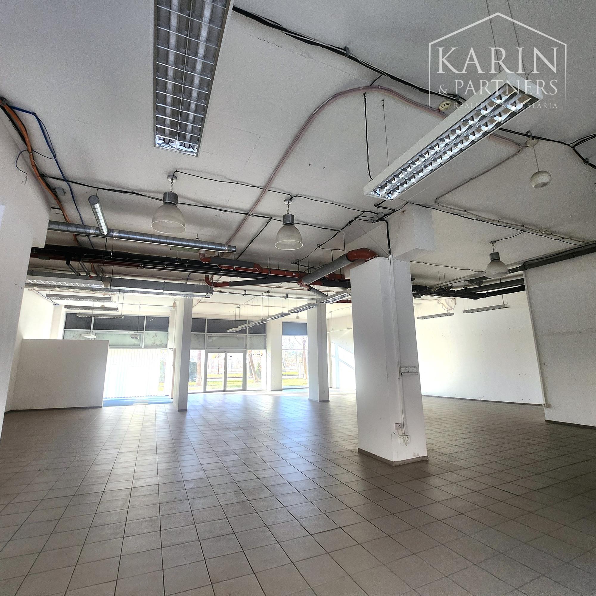 PRENÁJOM-Obchodné priestory 335 m2 s výkladmi do ulice-Tomášiková ul.