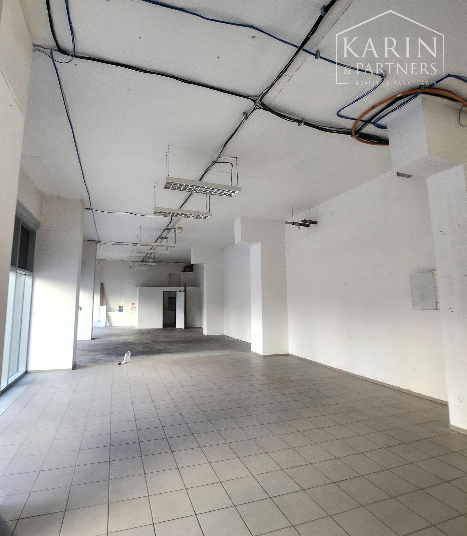 PRENÁJOM-Obchodné priestory 335 m2 s výkladmi do ulice-Tomášiková ul.