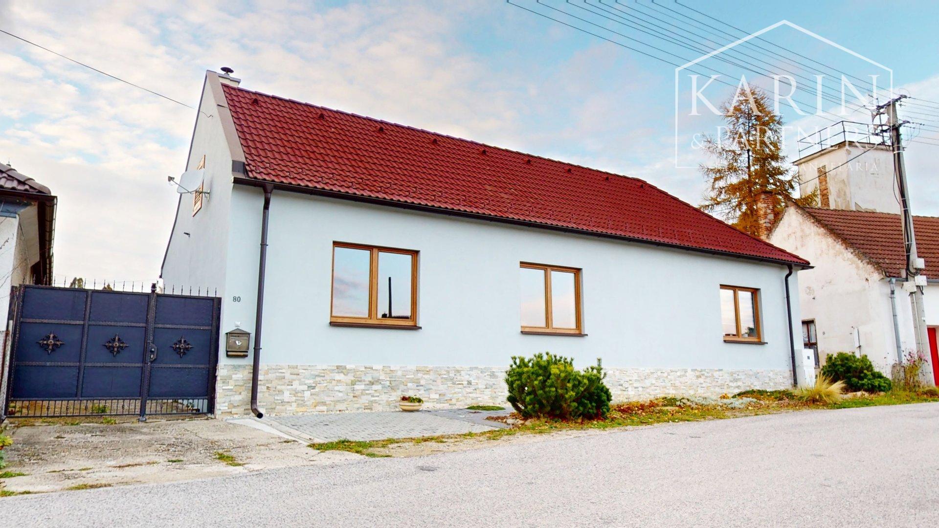 ZREKONŠTRUOVANÝ A ZARIADENÝ RODINNÝ DOM V KRÁĽOVEJ