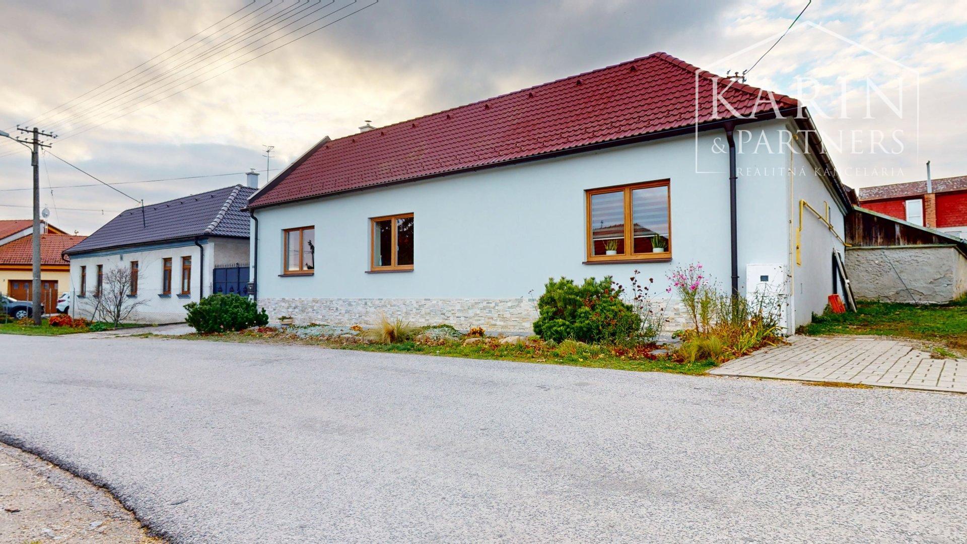 ZREKONŠTRUOVANÝ A ZARIADENÝ RODINNÝ DOM V KRÁĽOVEJ