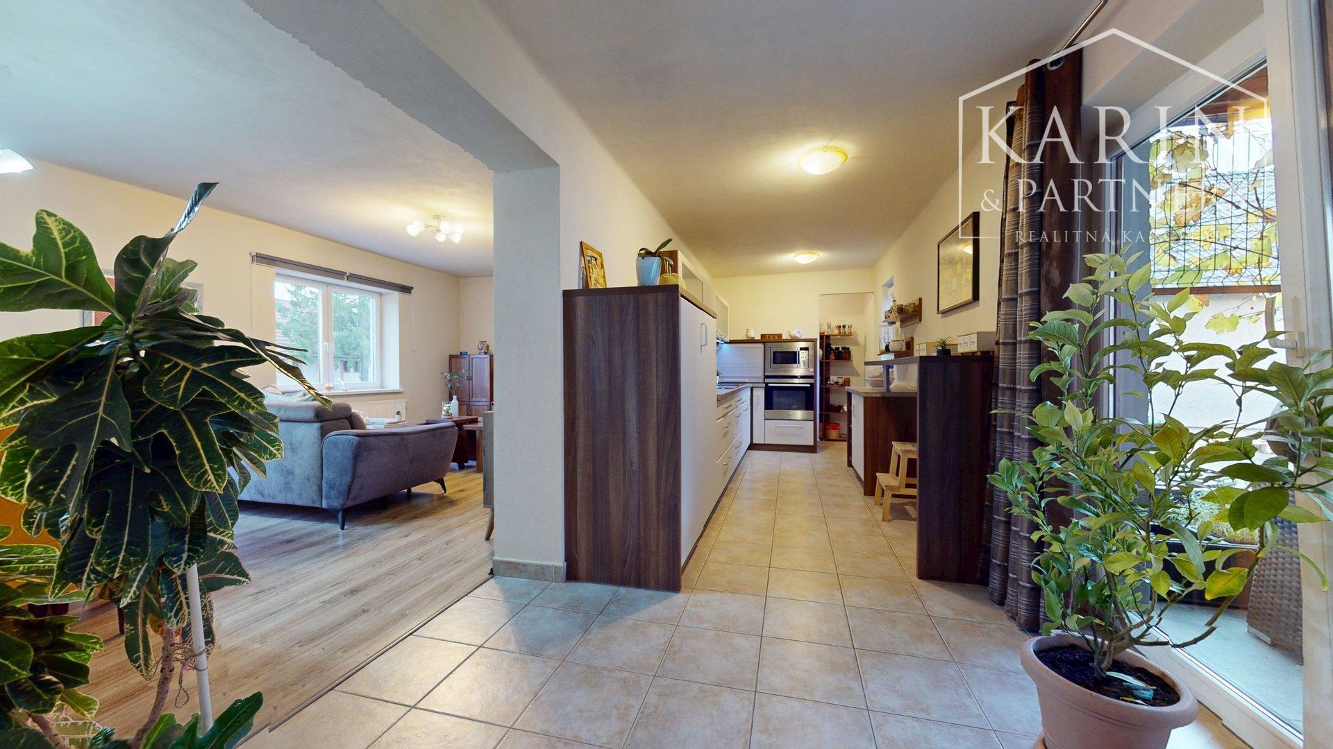 ZREKONŠTRUOVANÝ A ZARIADENÝ RODINNÝ DOM V KRÁĽOVEJ