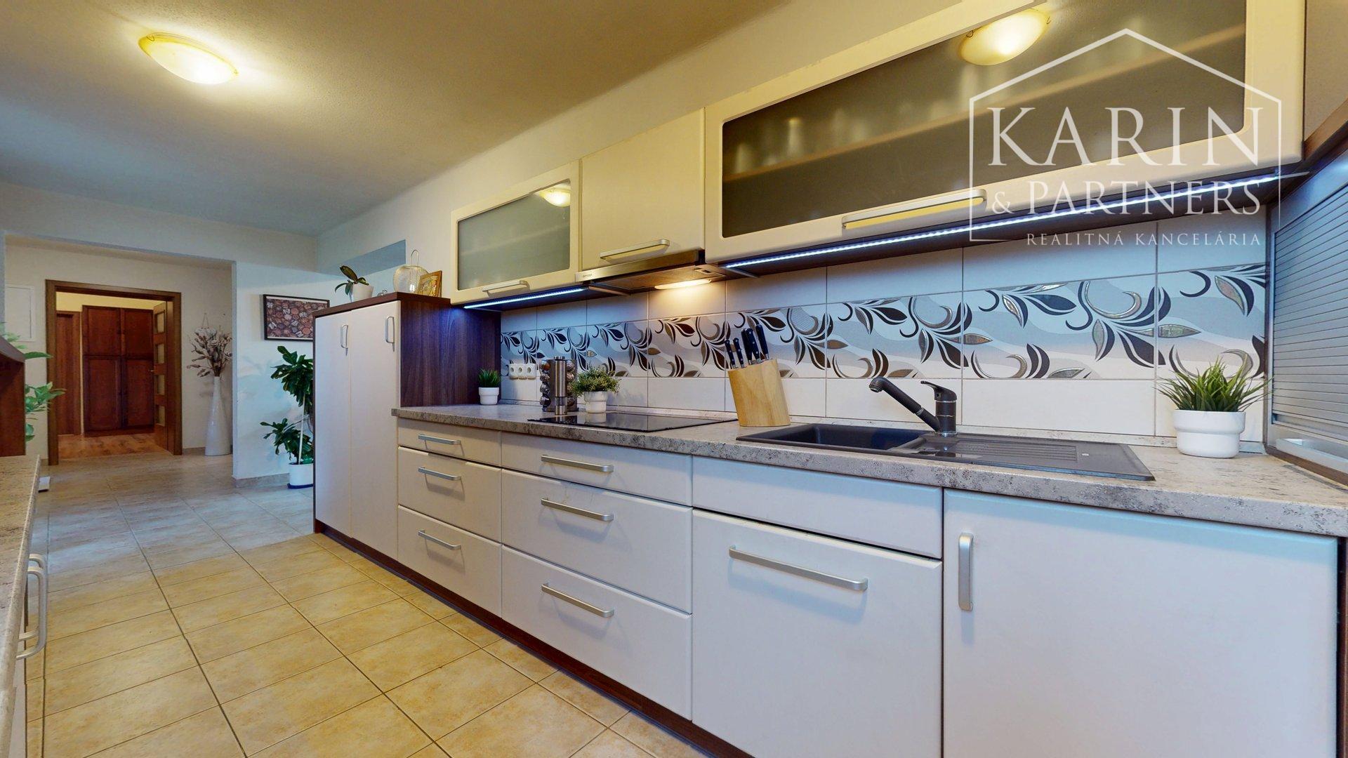 ZREKONŠTRUOVANÝ A ZARIADENÝ RODINNÝ DOM V KRÁĽOVEJ