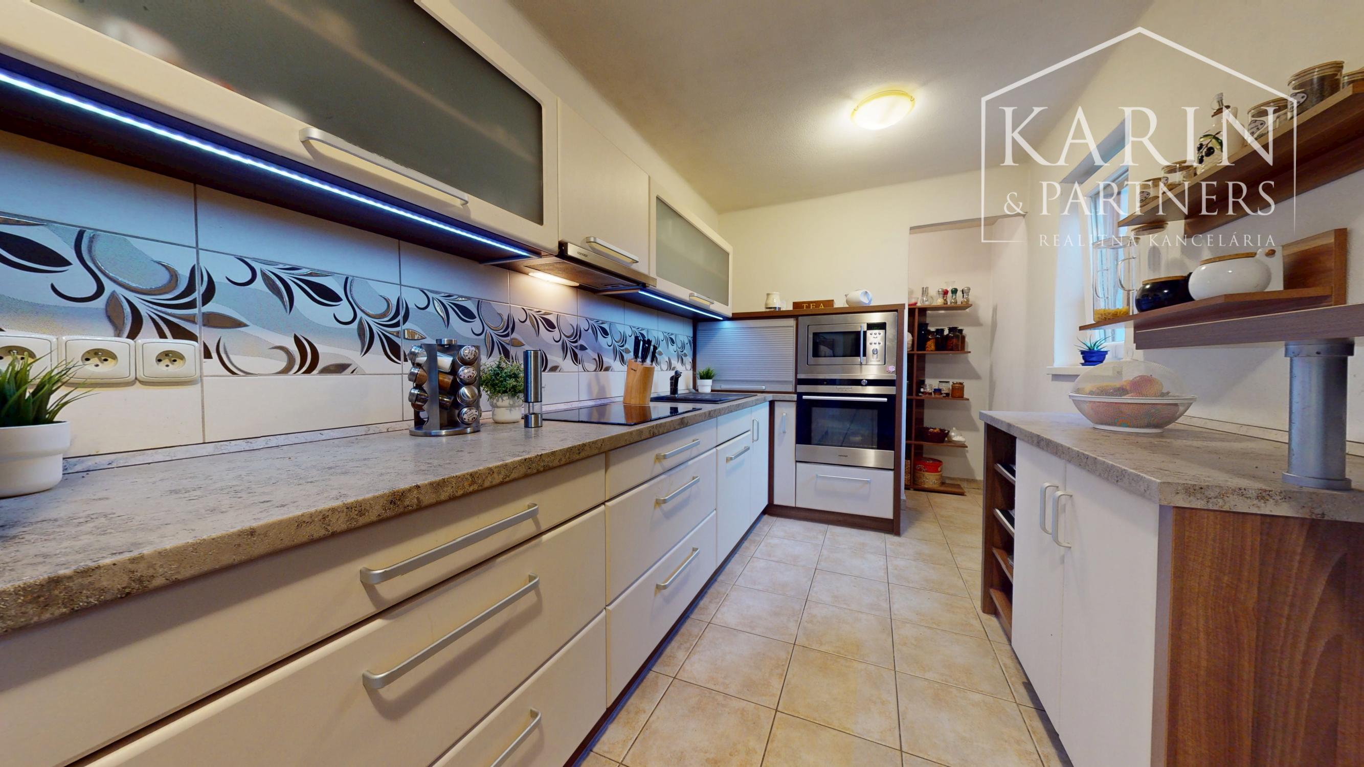 ZREKONŠTRUOVANÝ A ZARIADENÝ RODINNÝ DOM V KRÁĽOVEJ