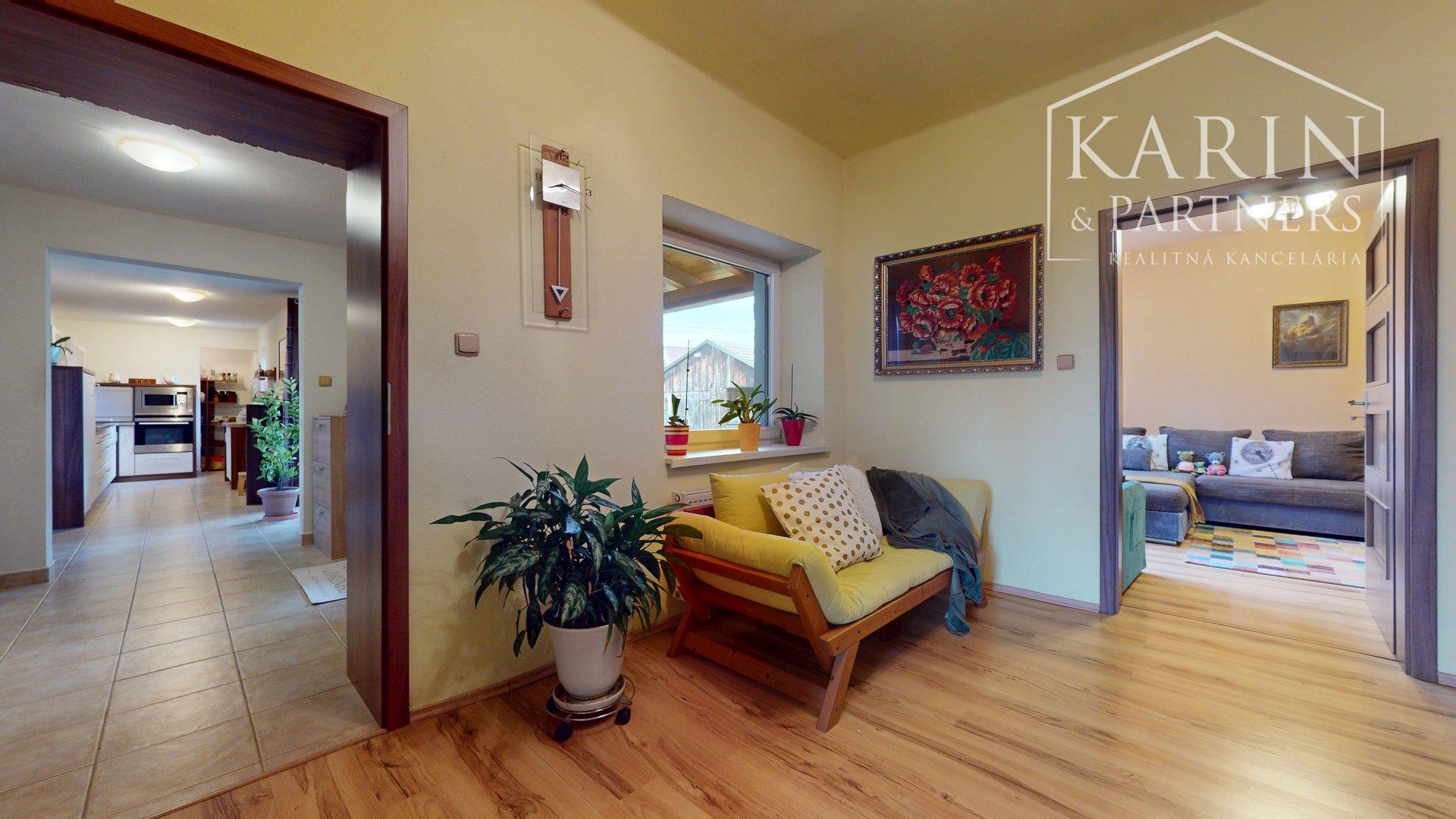 ZREKONŠTRUOVANÝ A ZARIADENÝ RODINNÝ DOM V KRÁĽOVEJ