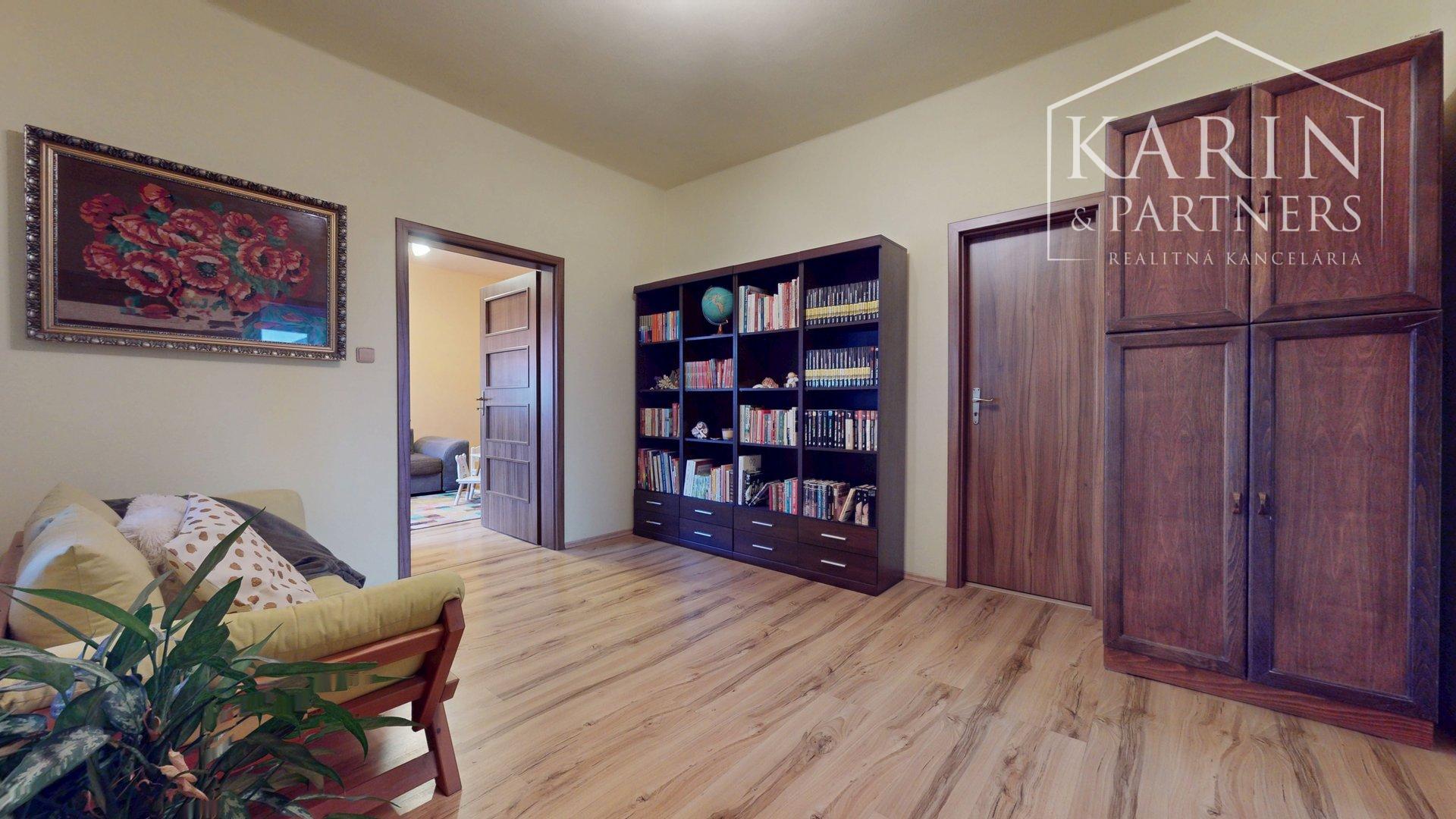 ZREKONŠTRUOVANÝ A ZARIADENÝ RODINNÝ DOM V KRÁĽOVEJ