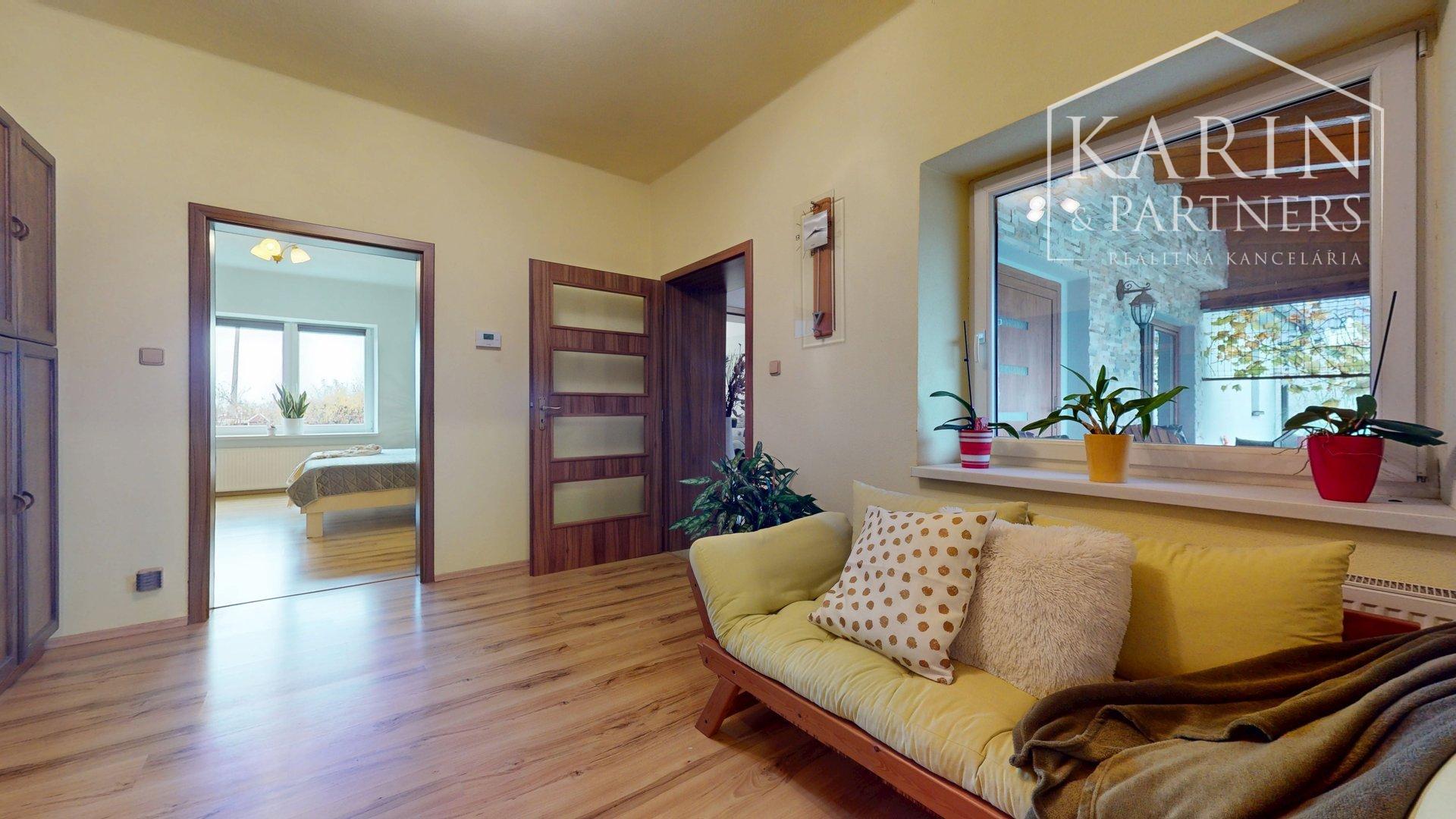 ZREKONŠTRUOVANÝ A ZARIADENÝ RODINNÝ DOM V KRÁĽOVEJ