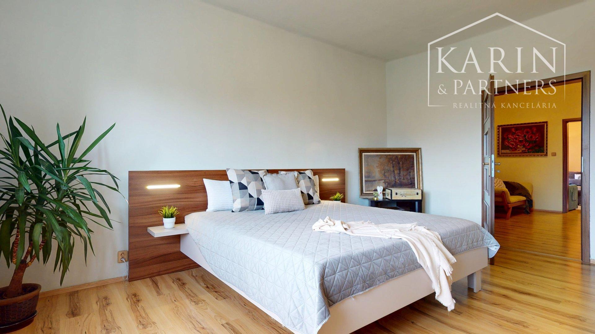 ZREKONŠTRUOVANÝ A ZARIADENÝ RODINNÝ DOM V KRÁĽOVEJ