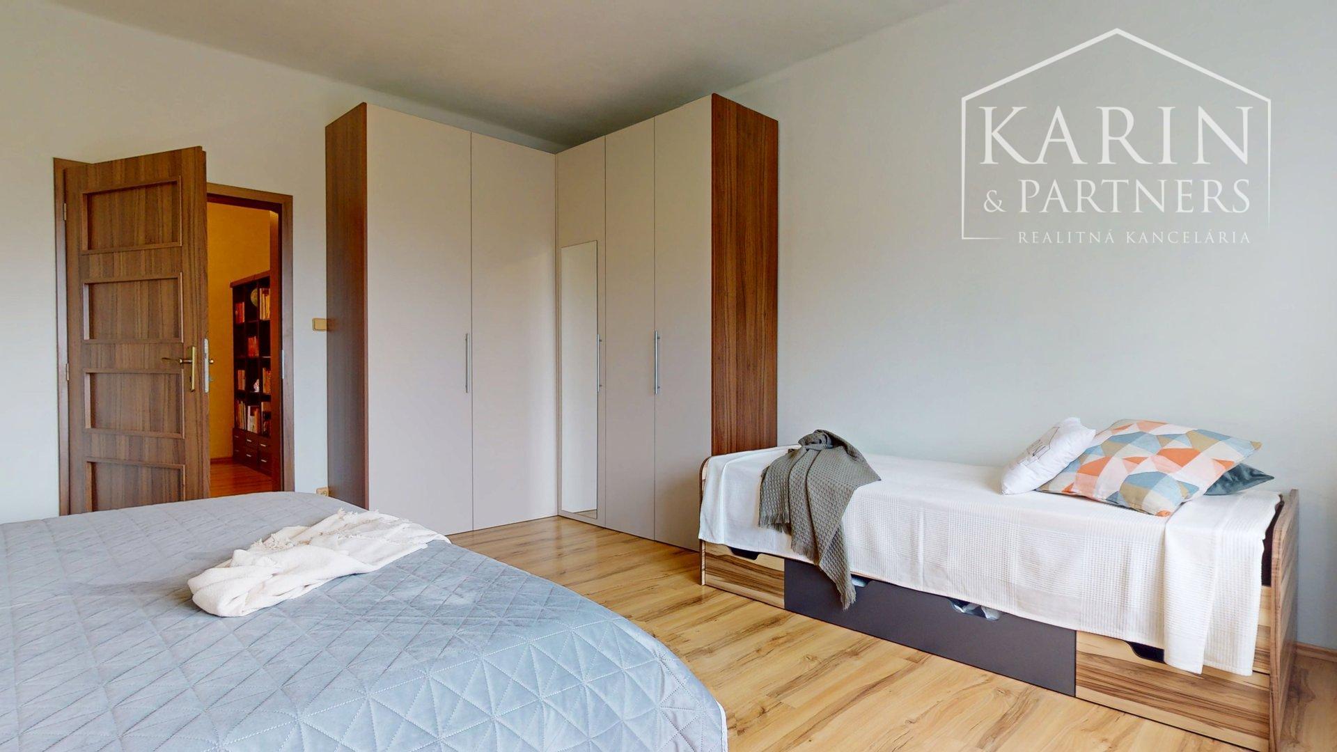 ZREKONŠTRUOVANÝ A ZARIADENÝ RODINNÝ DOM V KRÁĽOVEJ