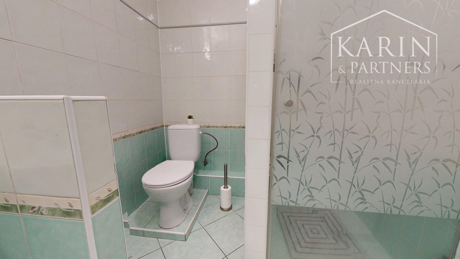 ZREKONŠTRUOVANÝ A ZARIADENÝ RODINNÝ DOM V KRÁĽOVEJ