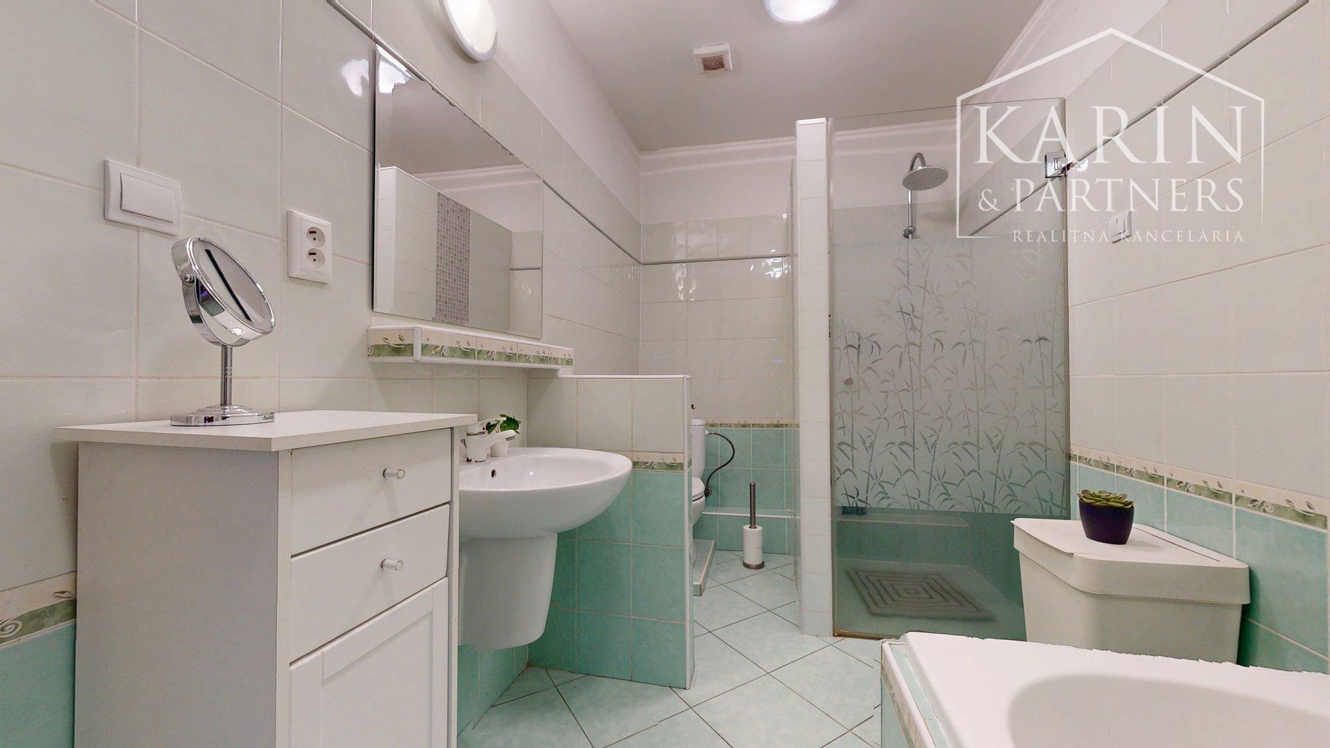 ZREKONŠTRUOVANÝ A ZARIADENÝ RODINNÝ DOM V KRÁĽOVEJ