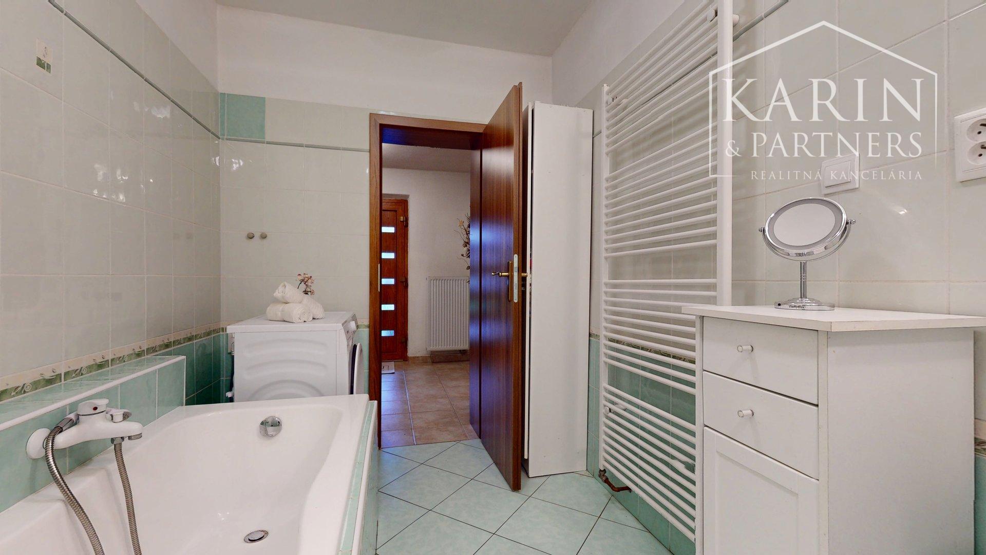 ZREKONŠTRUOVANÝ A ZARIADENÝ RODINNÝ DOM V KRÁĽOVEJ