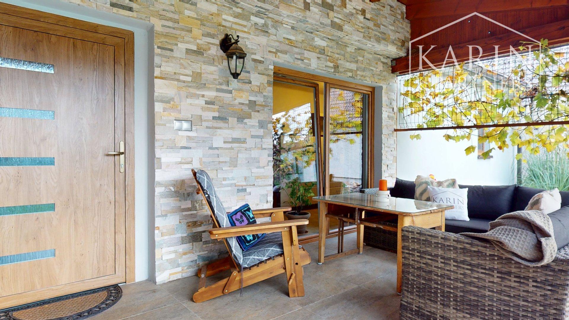 ZREKONŠTRUOVANÝ A ZARIADENÝ RODINNÝ DOM V KRÁĽOVEJ