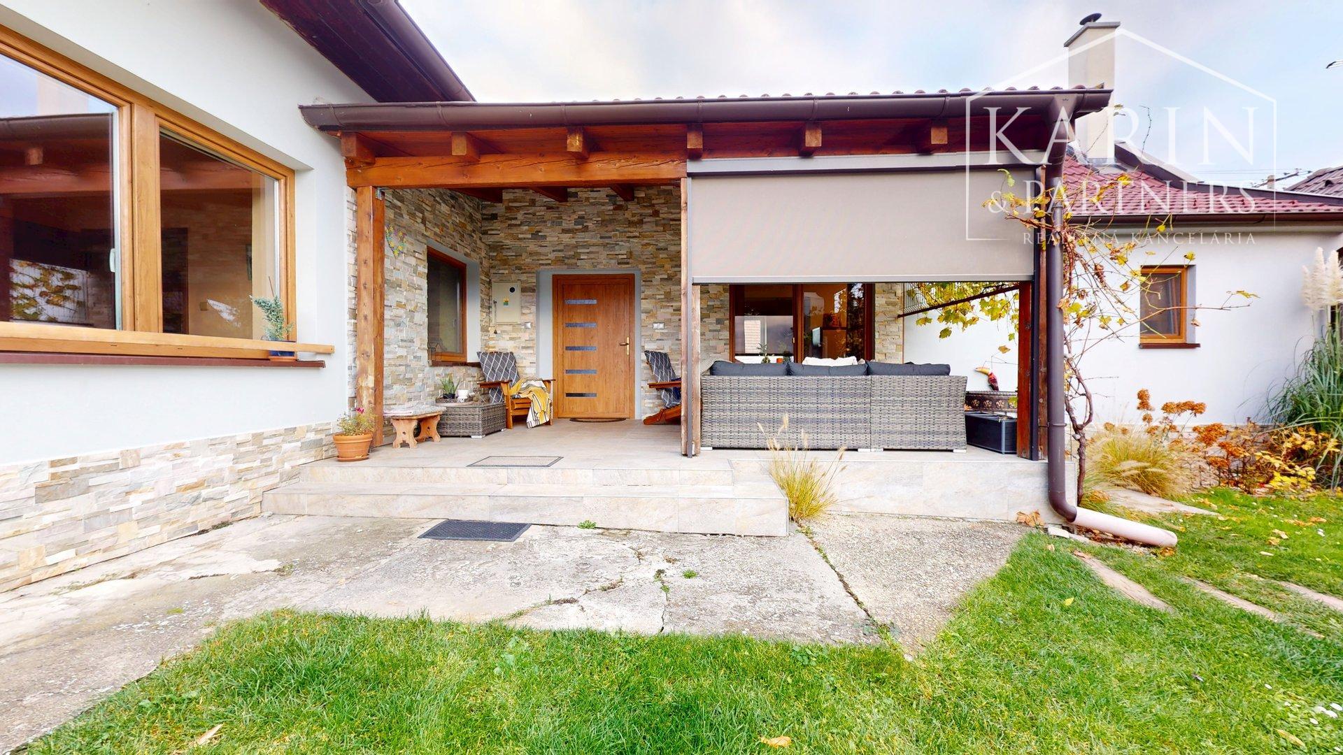 ZREKONŠTRUOVANÝ A ZARIADENÝ RODINNÝ DOM V KRÁĽOVEJ