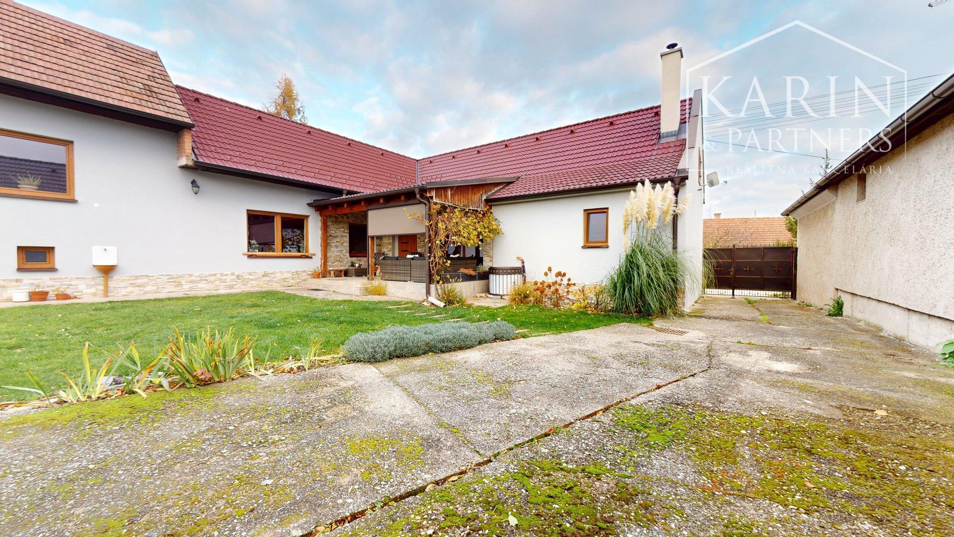 ZREKONŠTRUOVANÝ A ZARIADENÝ RODINNÝ DOM V KRÁĽOVEJ