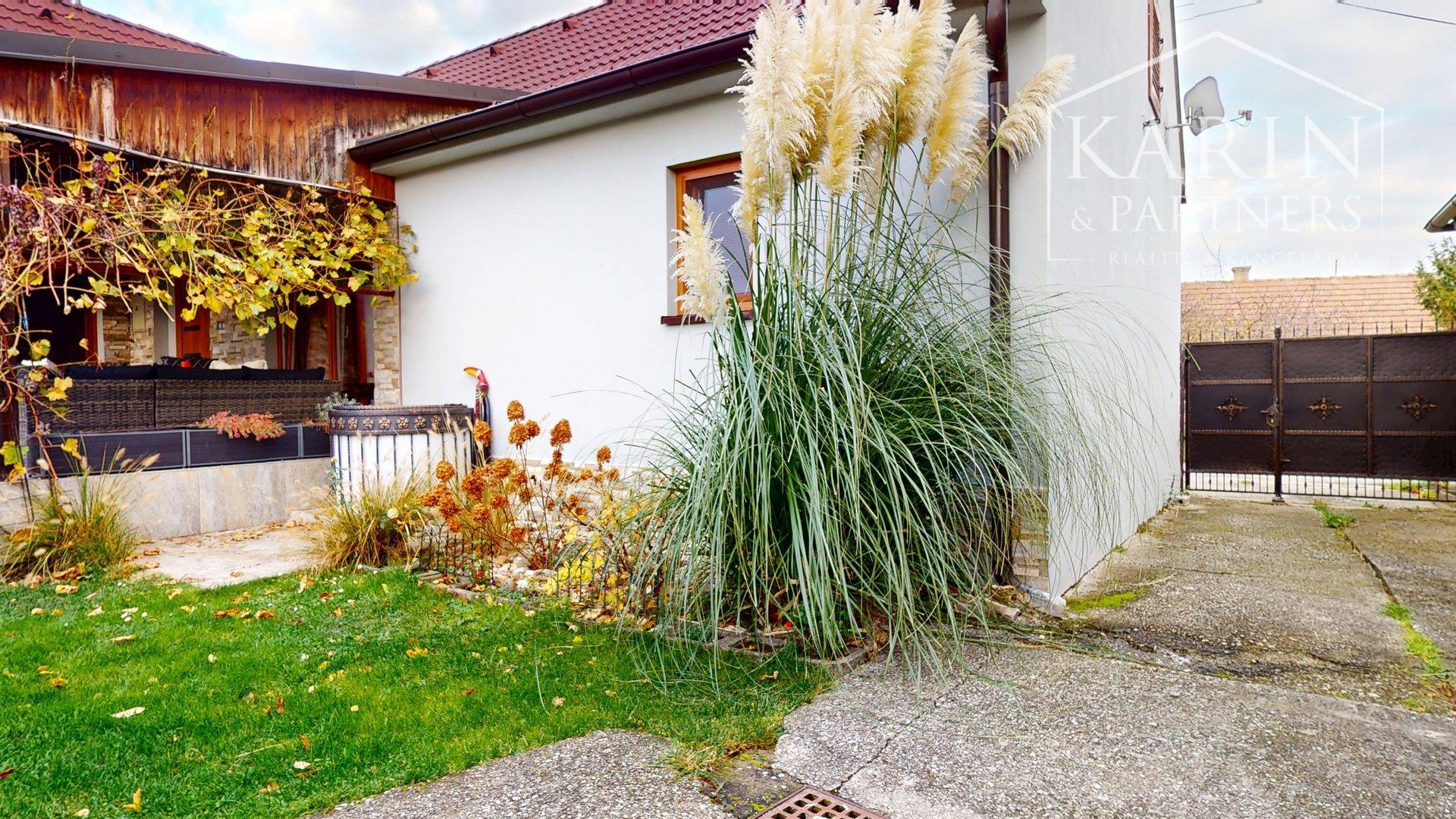 ZREKONŠTRUOVANÝ A ZARIADENÝ RODINNÝ DOM V KRÁĽOVEJ