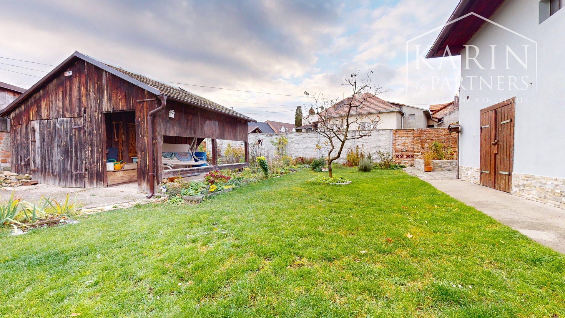 ZREKONŠTRUOVANÝ A ZARIADENÝ RODINNÝ DOM V KRÁĽOVEJ